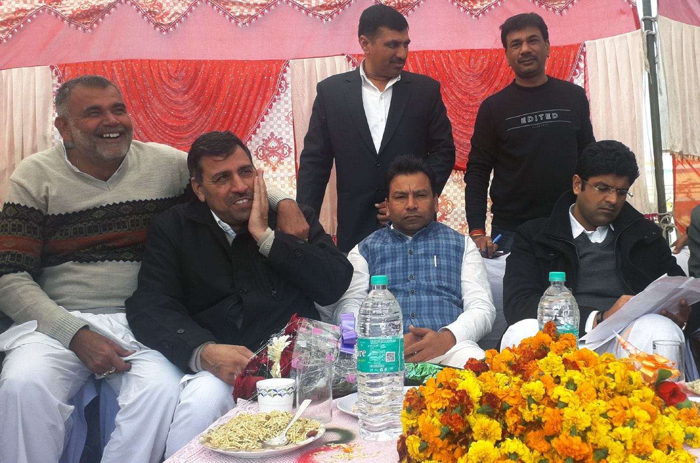 उचाना खुर्द गांव में आयोजित ग्रामीण जनसभा में मौजूद डिप्टी सीएम दुष्यंत चौटाला व अन्य नेता। उचाना खुर्द गांव में आयोजित ग्रामीण जनसभा में मौजूद डिप्टी सीएम दुष्यंत चौटाला व अन्य नेता।