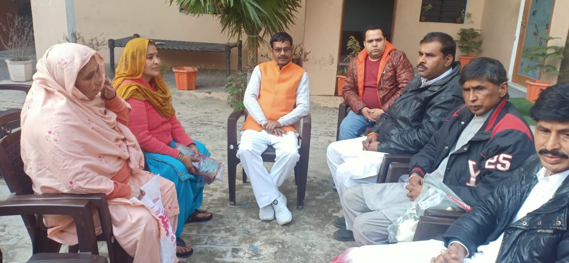 10-जानसठ के गांव कवाल में हिंदू शरणार्थी परिवारों से बातचीत करते विधायक विक्रम सैनी। 10-जानसठ के गांव कवाल में हिंदू शरणार्थी परिवारों से बातचीत करते विधायक विक्रम सैनी।