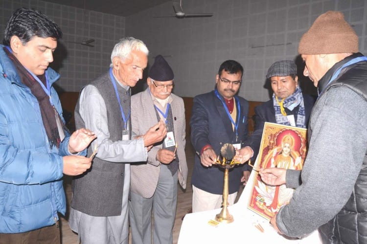 राजकीय महाविद्यालय कोटद्वार में धाद लोक भाषा एकांश के कार्यक्रम का शुभारंभ करते अतिथि।