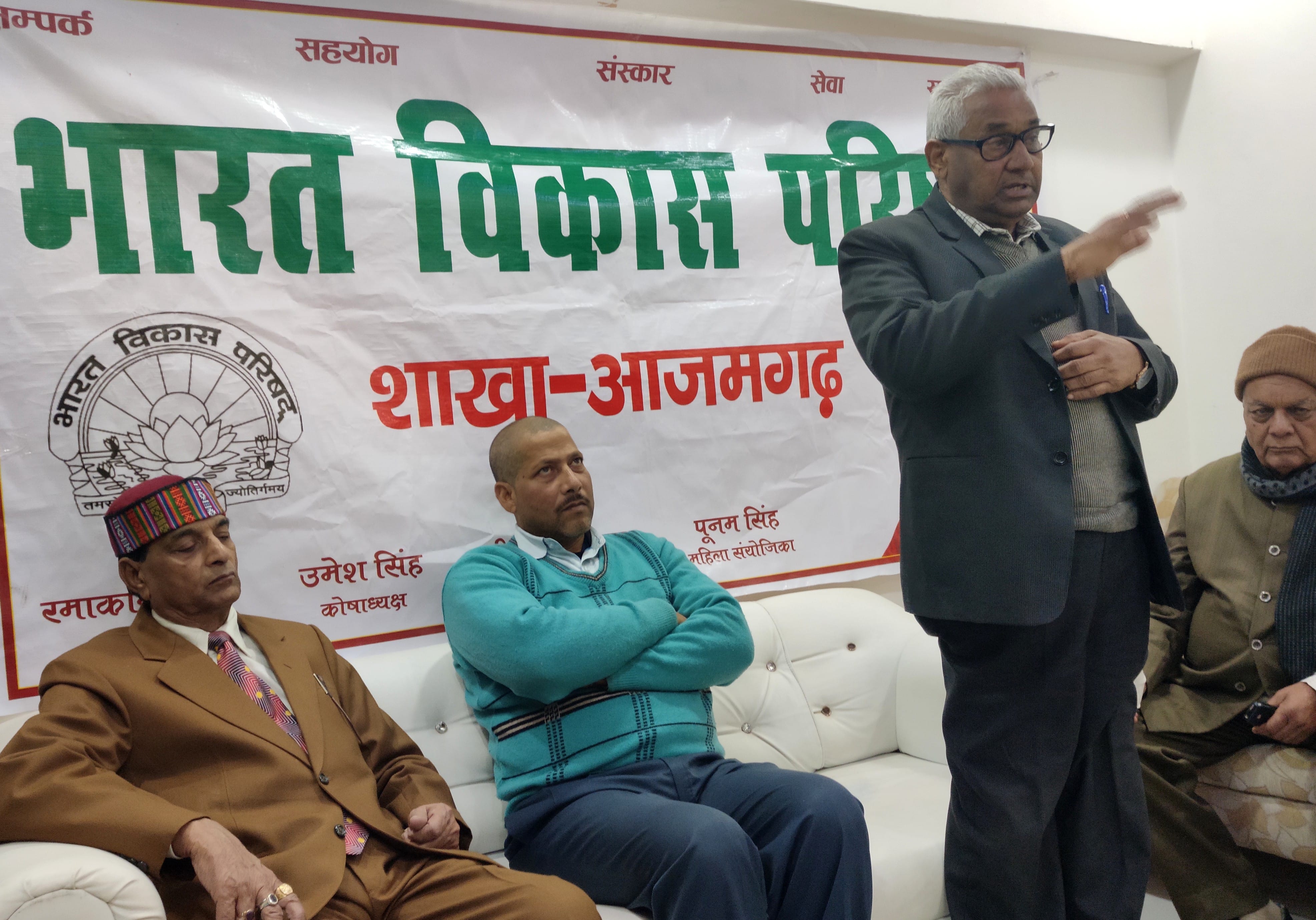 प्रतिभा निकेतन में स्वमी विवेकानंद के जयंती के अवसर पर गोष्ठी को संबोधत करते डा.अशोक श्रीवास्तव