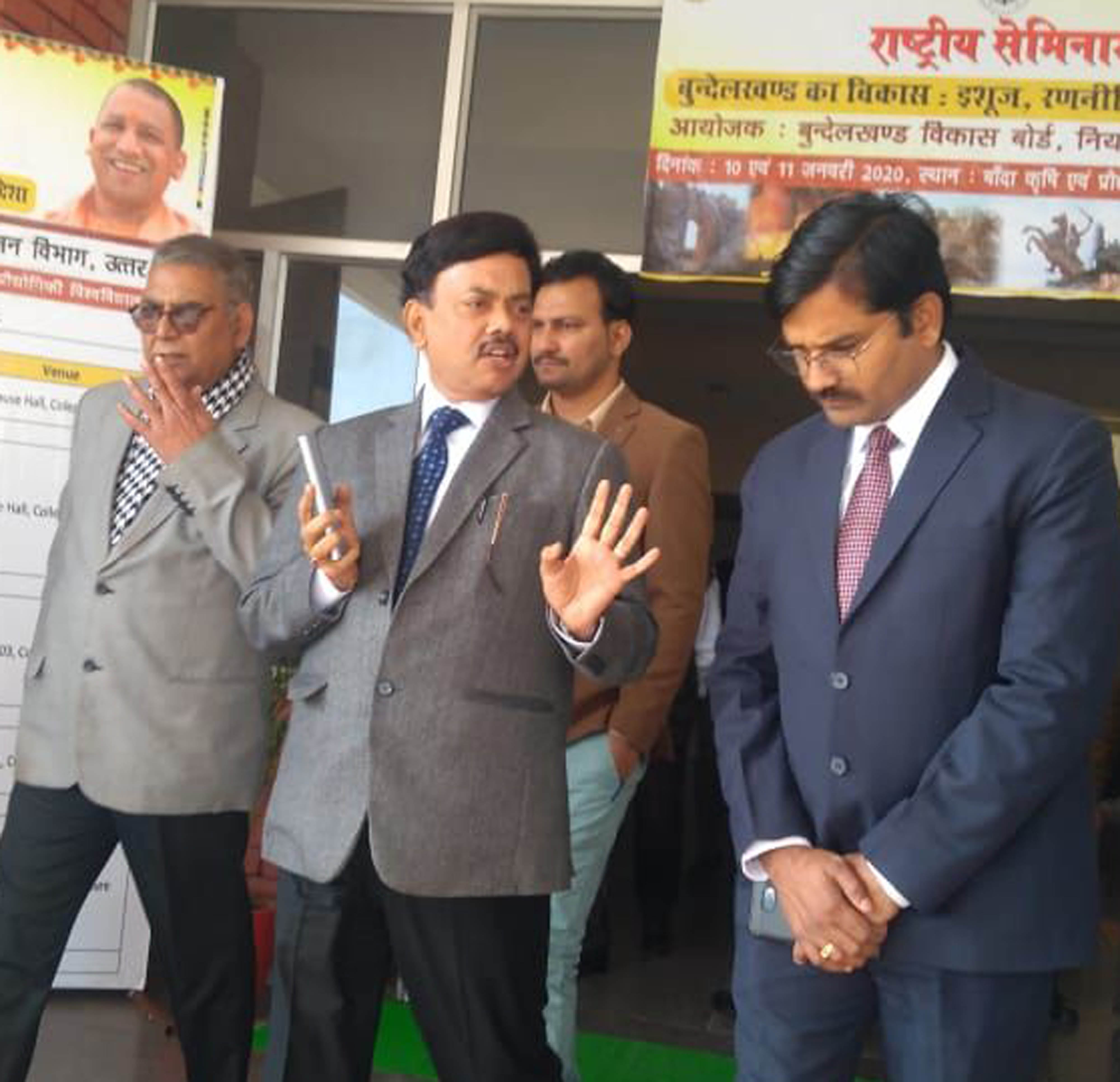  बांदा बुंदेलखंड में पर्यटन विकास पर अफसरों से वार्ता करते प्रमुख सचिव पर्यटन जितेंद्र सिंह। सा?