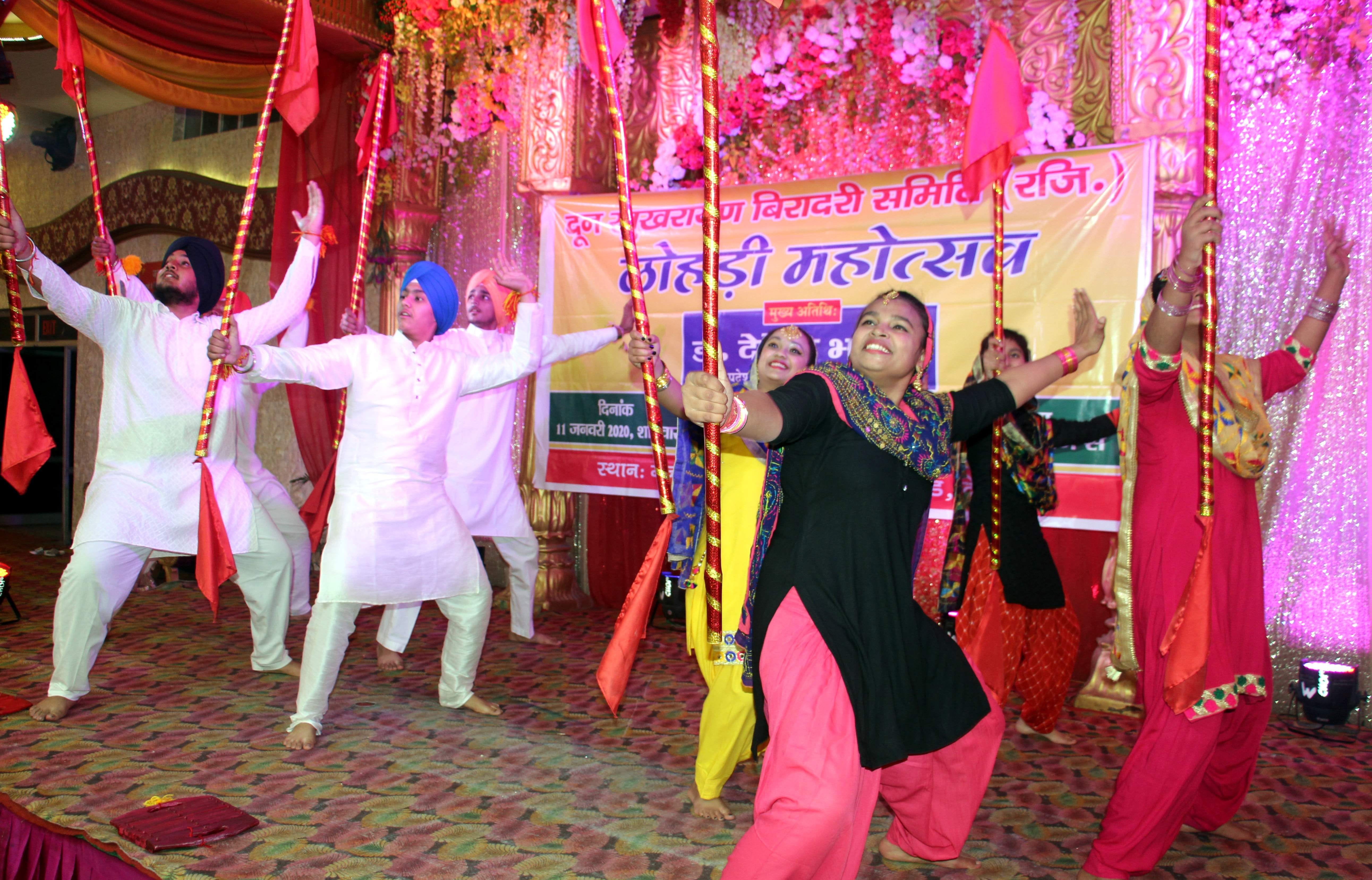 दून खुखरायण बिरादरी समिति की ओर से आयोजित कार्यक्रम में भंगड़े की प्रस्तुति देते कलाकार।