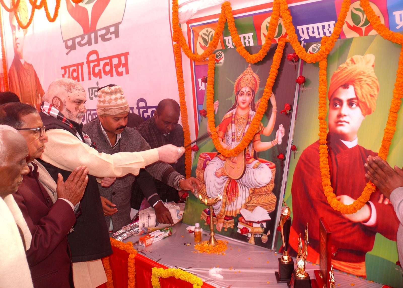 बेलईसा स्थत नीबी में स्वमी विवेकानंद के जयंती के अवसर पर श्रद्घांजलि देते प्रयास के कार्यकर्ता।