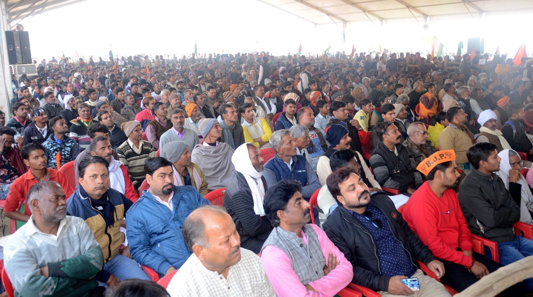 नुमाइश मैदान उपस्थित लोग।