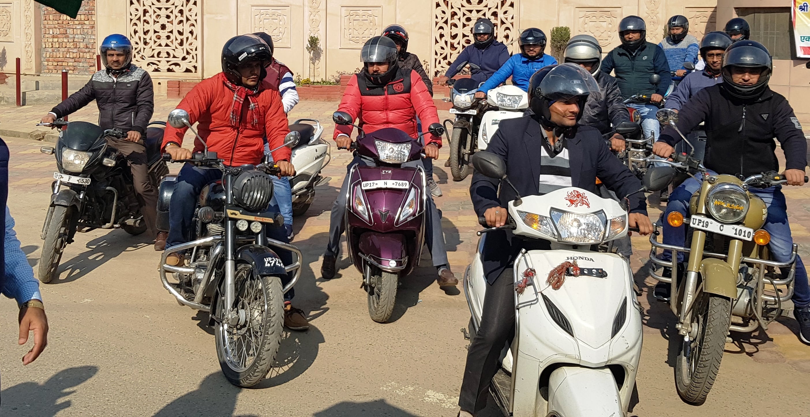 शामली सेन्ट आरसी कान्वेंट  स्कूल में सडक सुरक्षा सप्तहा के दौरान  बाइक रैली में भाग लेते शिक्षक