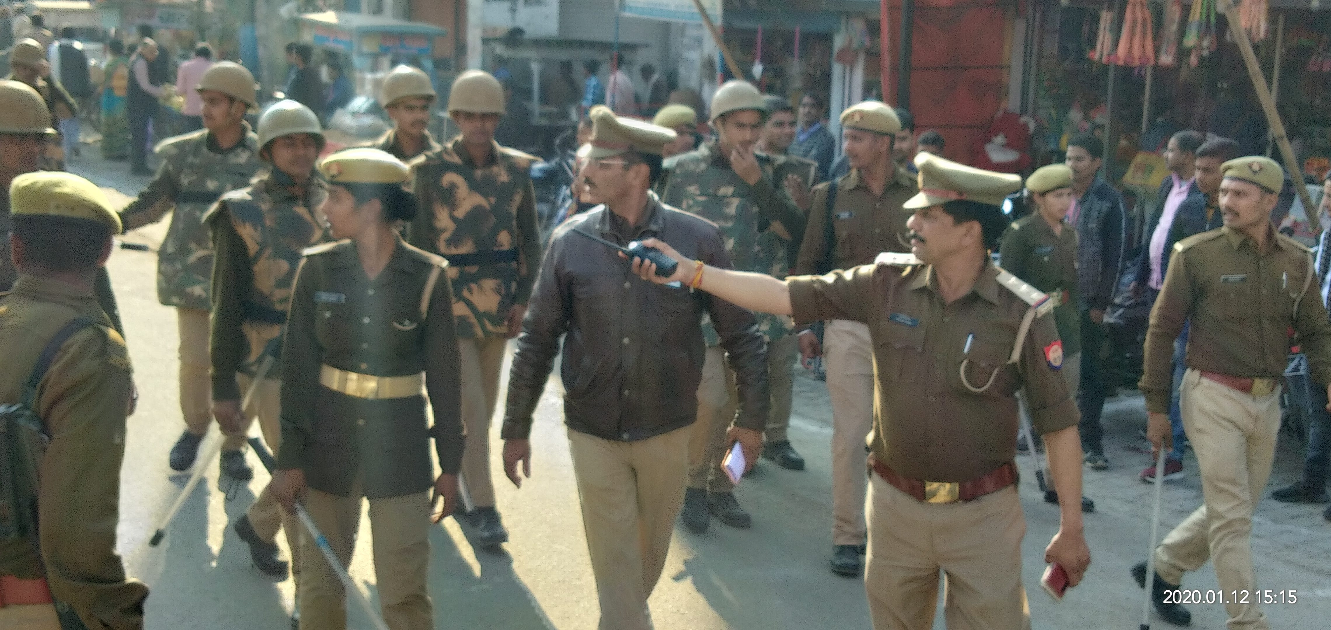 जुलूस में आगे चलता पुलिस बल।