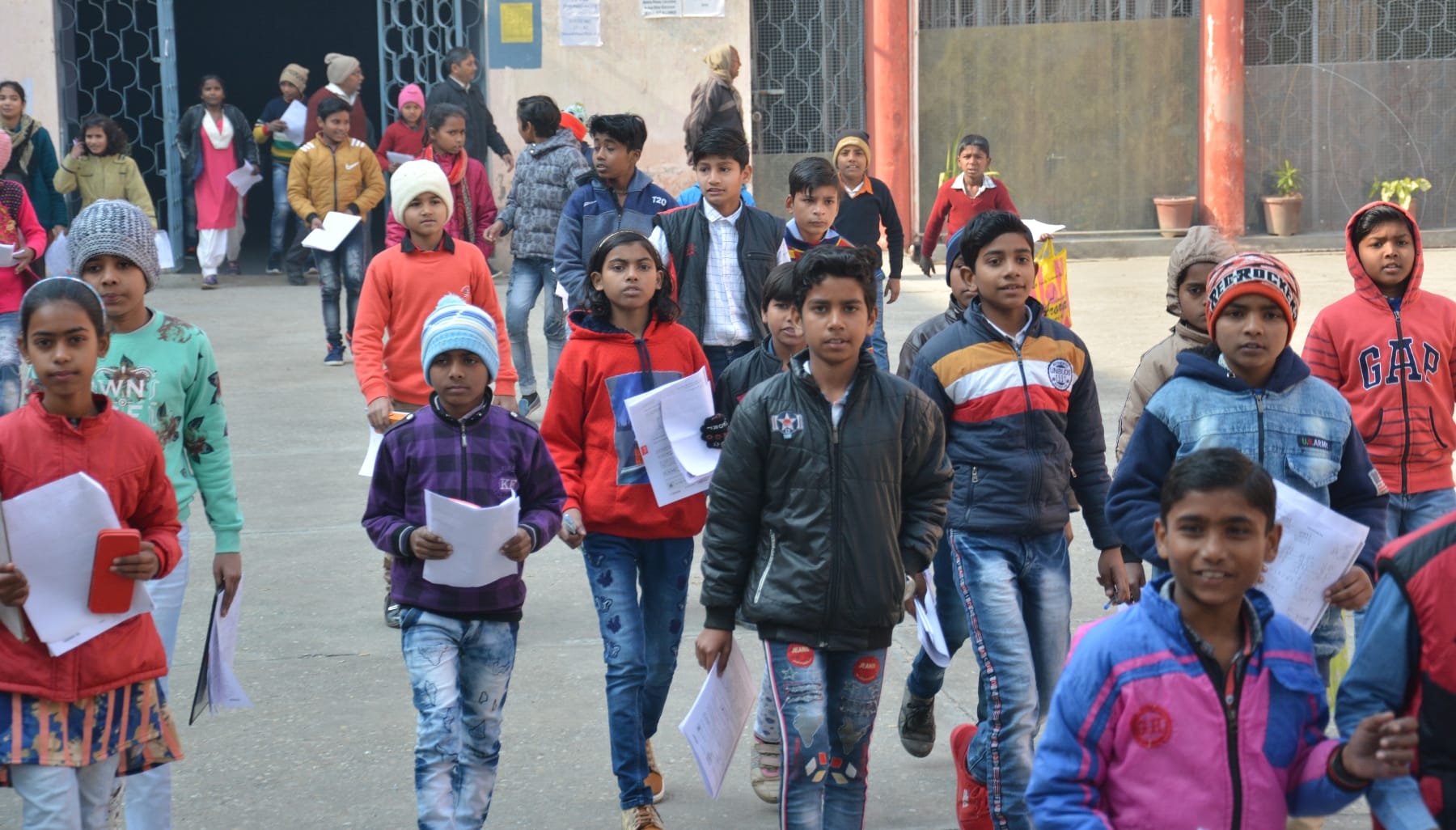 नवोदय विद्यालय की प्रवेश परीक्षा देकर परीक्षा केद्र से बाहर आते  विद्यार्थी।