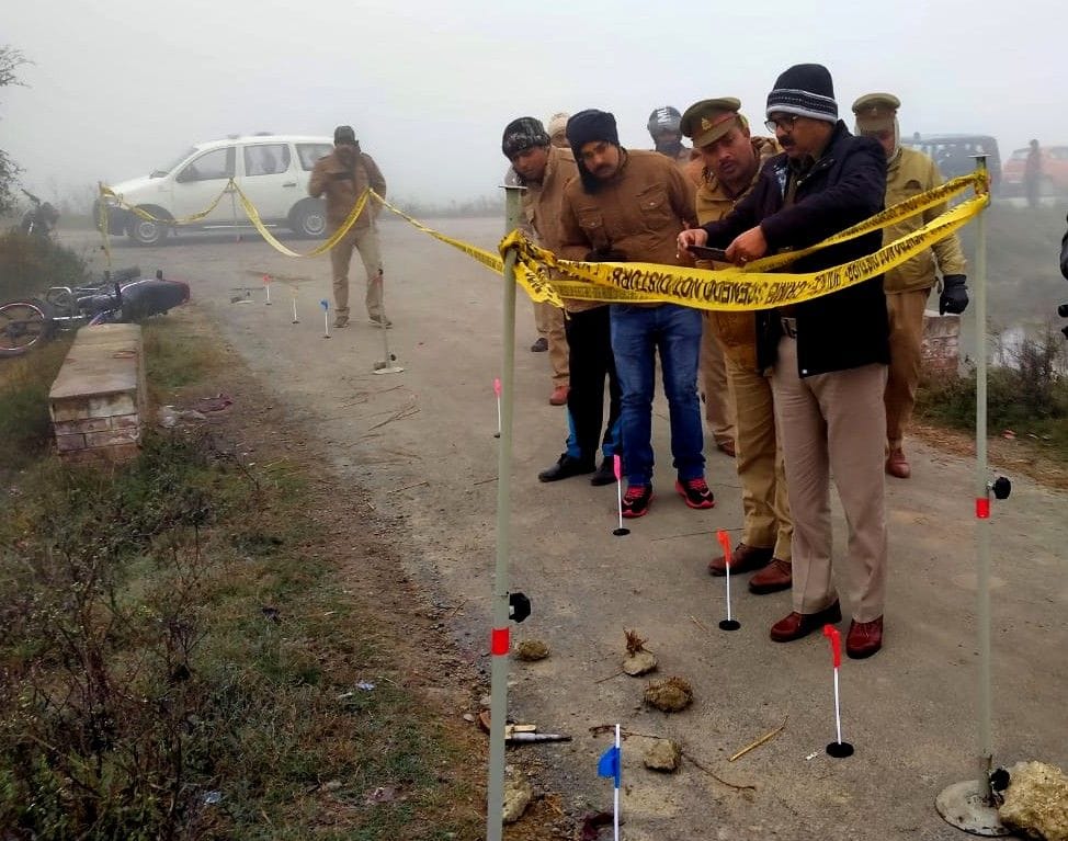 तरवां थाना क्षेत्र के जीयापुर तिराहे के पास पुलिस और बदमाशों के बीच हुए मुठभेड़ स्थल का निरीक्षण तरवां थाना क्षेत्र के जीयापुर तिराहे के पास पुलिस और बदमाशों के बीच हुए मुठभेड़ स्थल का निरीक्षण