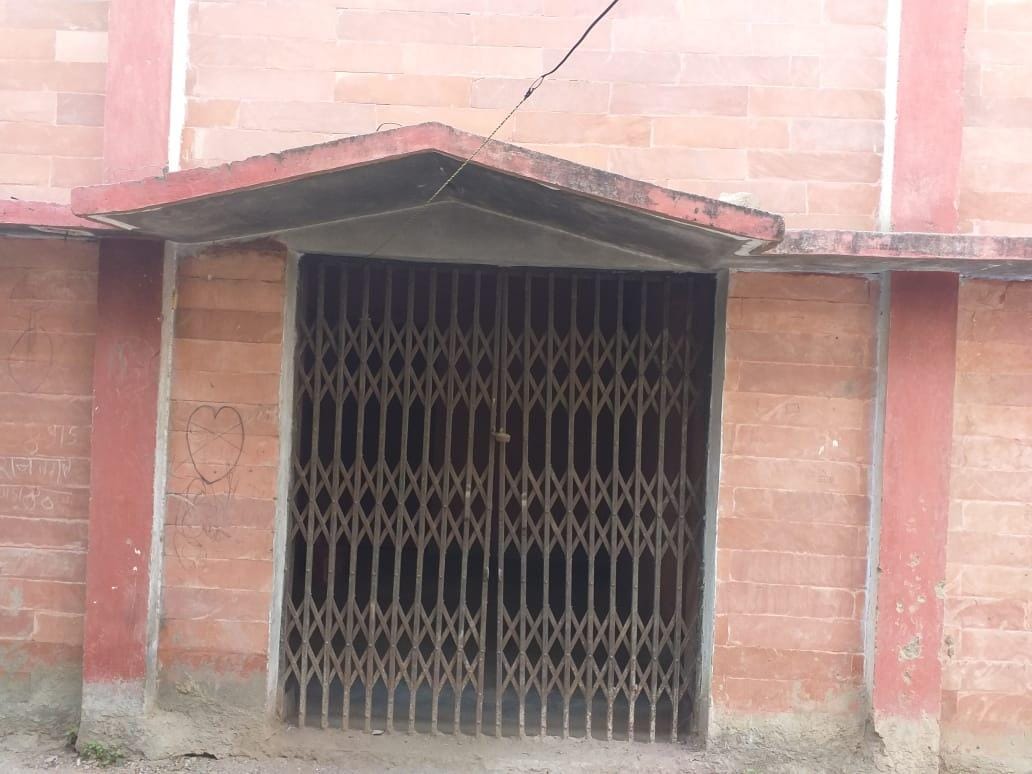 कालपी स्थित रैन बसेरे के चैनल में पड़ा ताला। 