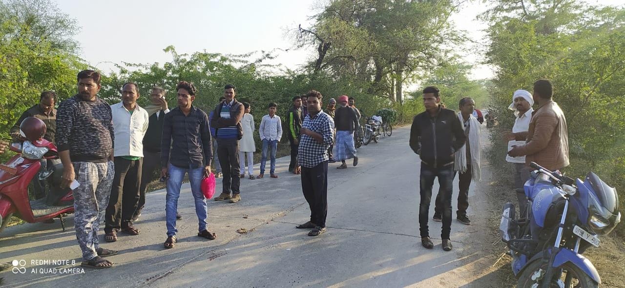 घटनास्थल पर लगी भीड़
