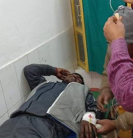 देवगांव कोतवाली के कलिचाबाद में पुलिस मुठभेड़ में घायल लूट एवं डकैती में वाछित जीऊत राजभर। देवगांव कोतवाली के कलिचाबाद में पुलिस मुठभेड़ में घायल लूट एवं डकैती में वाछित जीऊत राजभर।