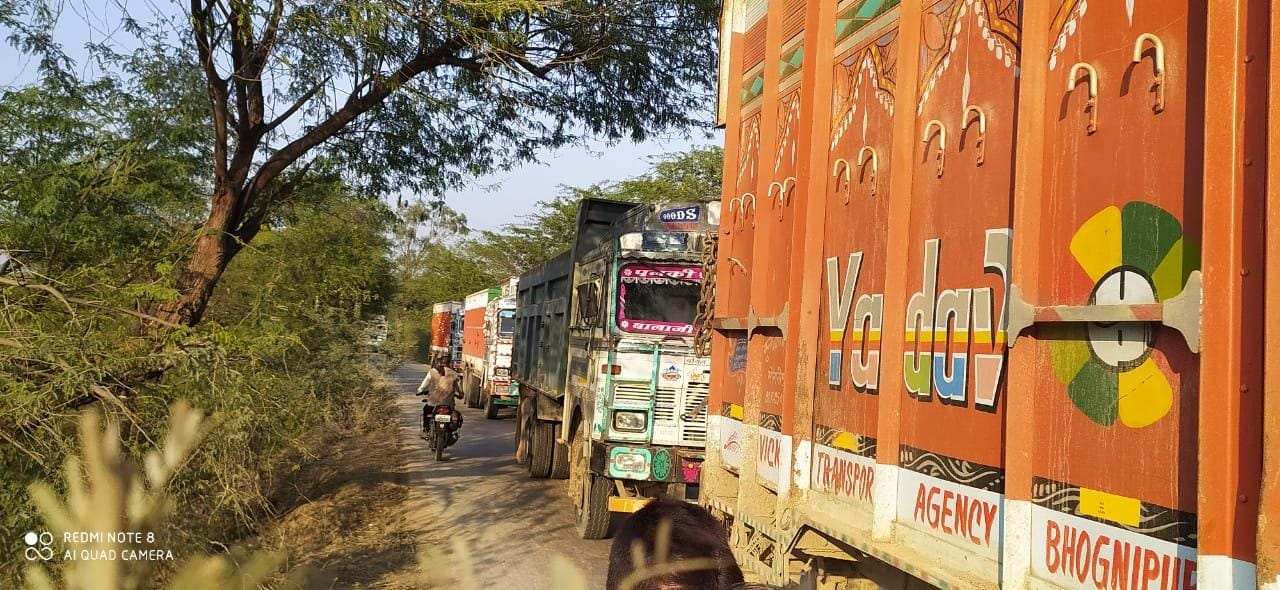 ट्रकों की लगी लंबी लाइन
