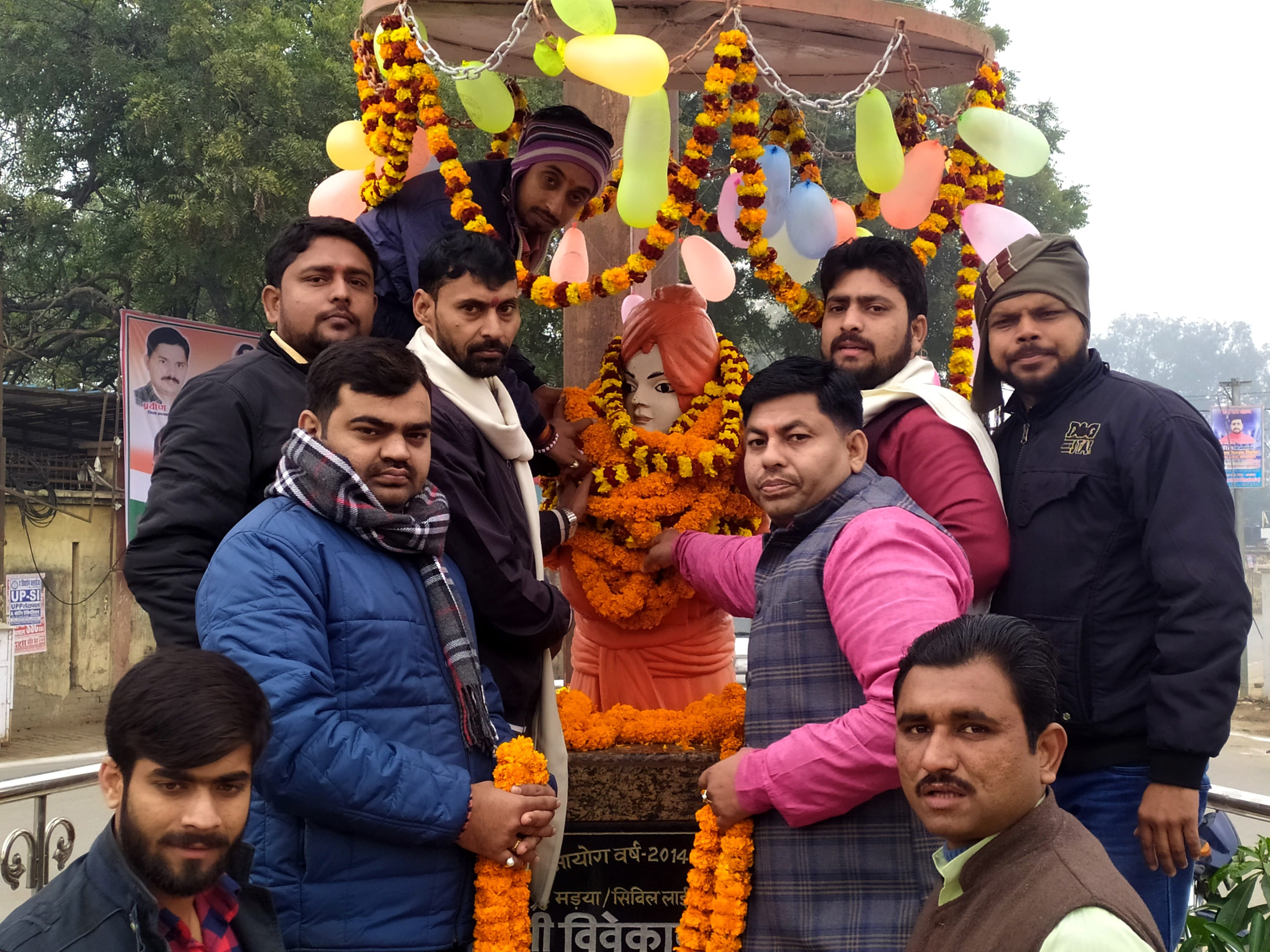 सिविल लाइंस स्थित स्वमी विवेकानंद के मूर्ति पर माल्यार्पण करते स्वाभिमान मंच के कार्यकर्ता।