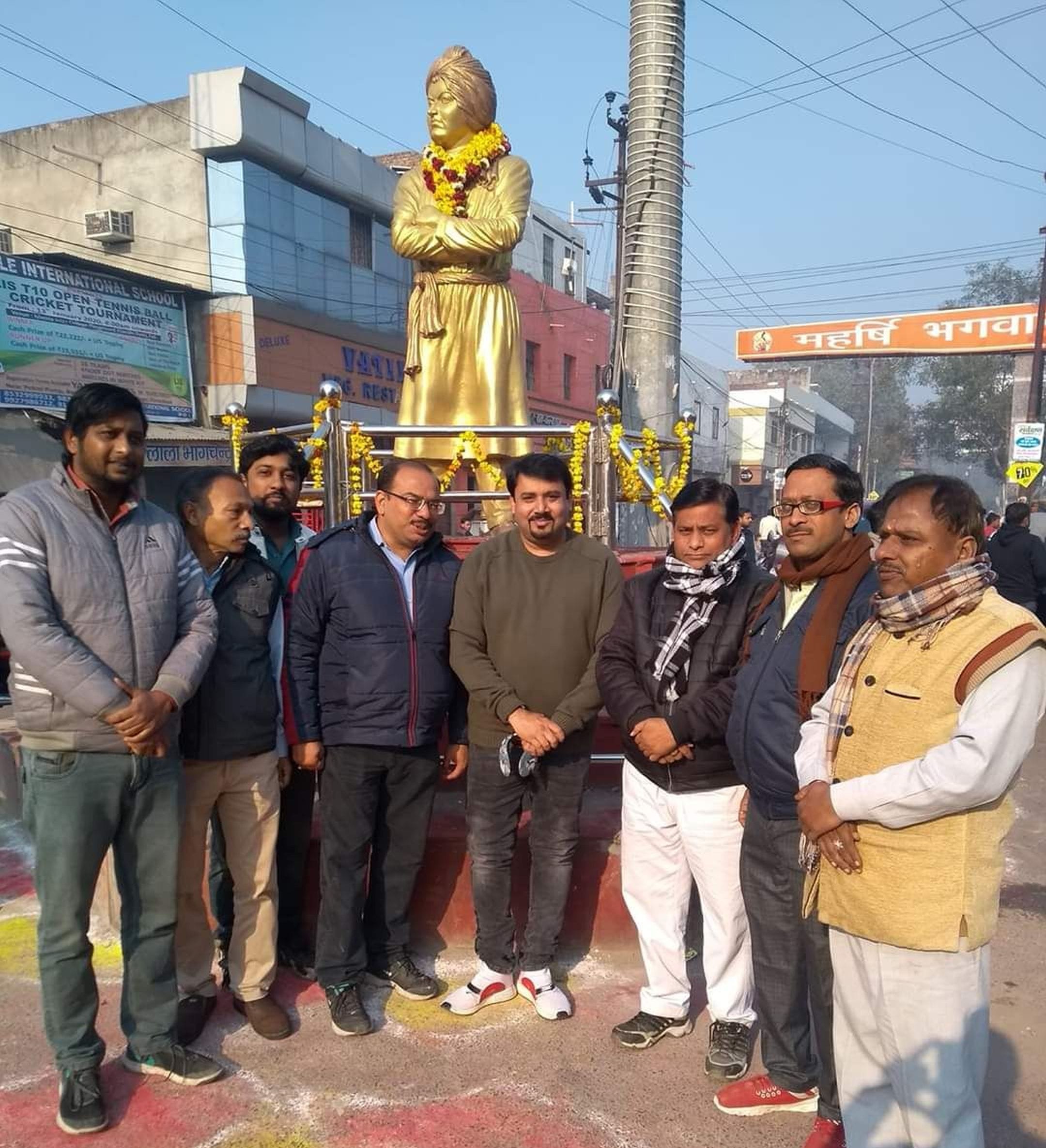 गांधीपार्क चौराहा स्थित स्वामी विवेकानंद की प्रतिमा पर माल्यार्पण करने पहुचें भारतीय सवर्ण मह? गांधीपार्क चौराहा स्थित स्वामी विवेकानंद की प्रतिमा पर माल्यार्पण करने पहुचें भारतीय सवर्ण मह?