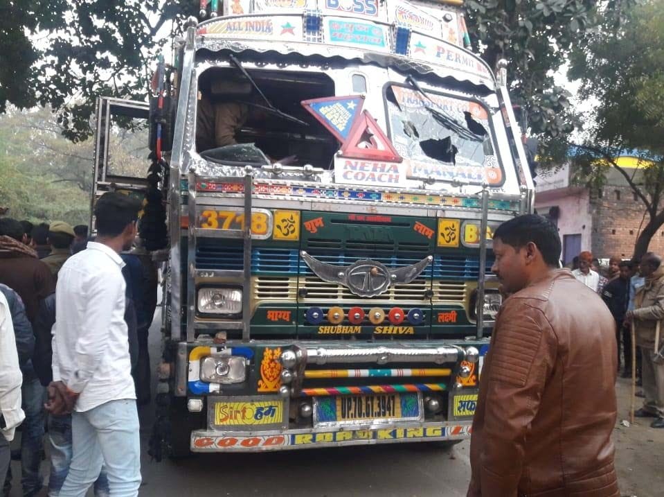 जेठवारा थाना क्षेत्र के डेरवा में ट्रक की चपेट में आने से वृद्ध की मौत से आक्रोशित भीड़ द्वारा तो? जेठवारा थाना क्षेत्र के डेरवा में ट्रक की चपेट में आने से वृद्ध की मौत से आक्रोशित भीड़ द्वारा तो?