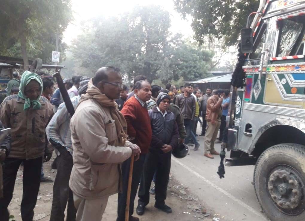 जेठवारा थाना क्षेत्र के डेरवा में ट्रक की चपेट में आने से वृद्ध की मौत के बाद जुटी भीड़। जेठवारा थाना क्षेत्र के डेरवा में ट्रक की चपेट में आने से वृद्ध की मौत के बाद जुटी भीड़।
