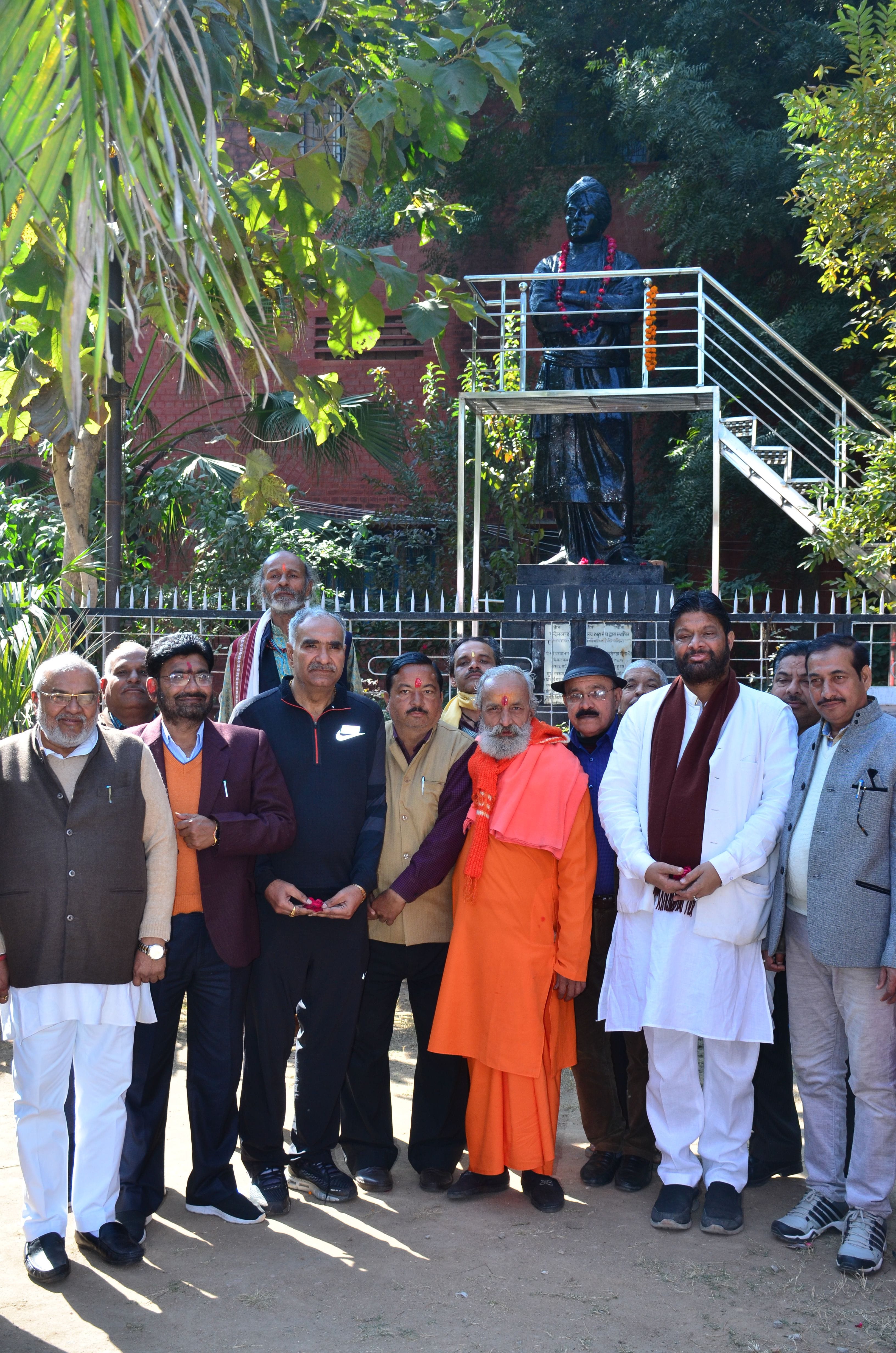 स्वामी विवेकानंद की जयंती पर बीकेडी में लगी उनकी प्रतिमा पर पूर्व मंत्री प्रदीप जैन आदित्य व पूर? स्वामी विवेकानंद की जयंती पर बीकेडी में लगी उनकी प्रतिमा पर पूर्व मंत्री प्रदीप जैन आदित्य व पूर?