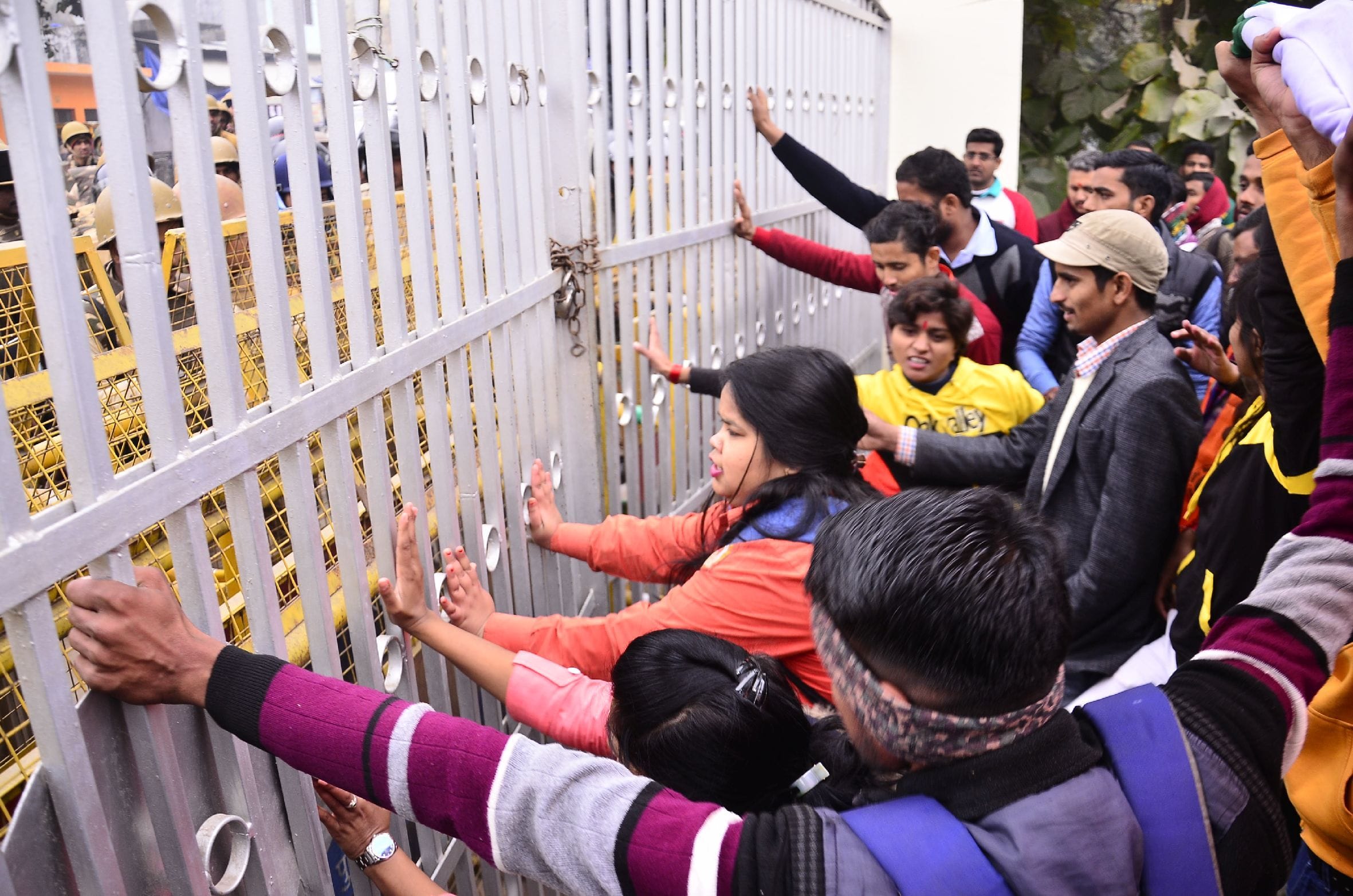 बहराइच में सोमवार को केडीसी में अखिल भारतीय विद्यार्थी परिषद की ओर से तिरंगा यात्रा के दौरान पुल?