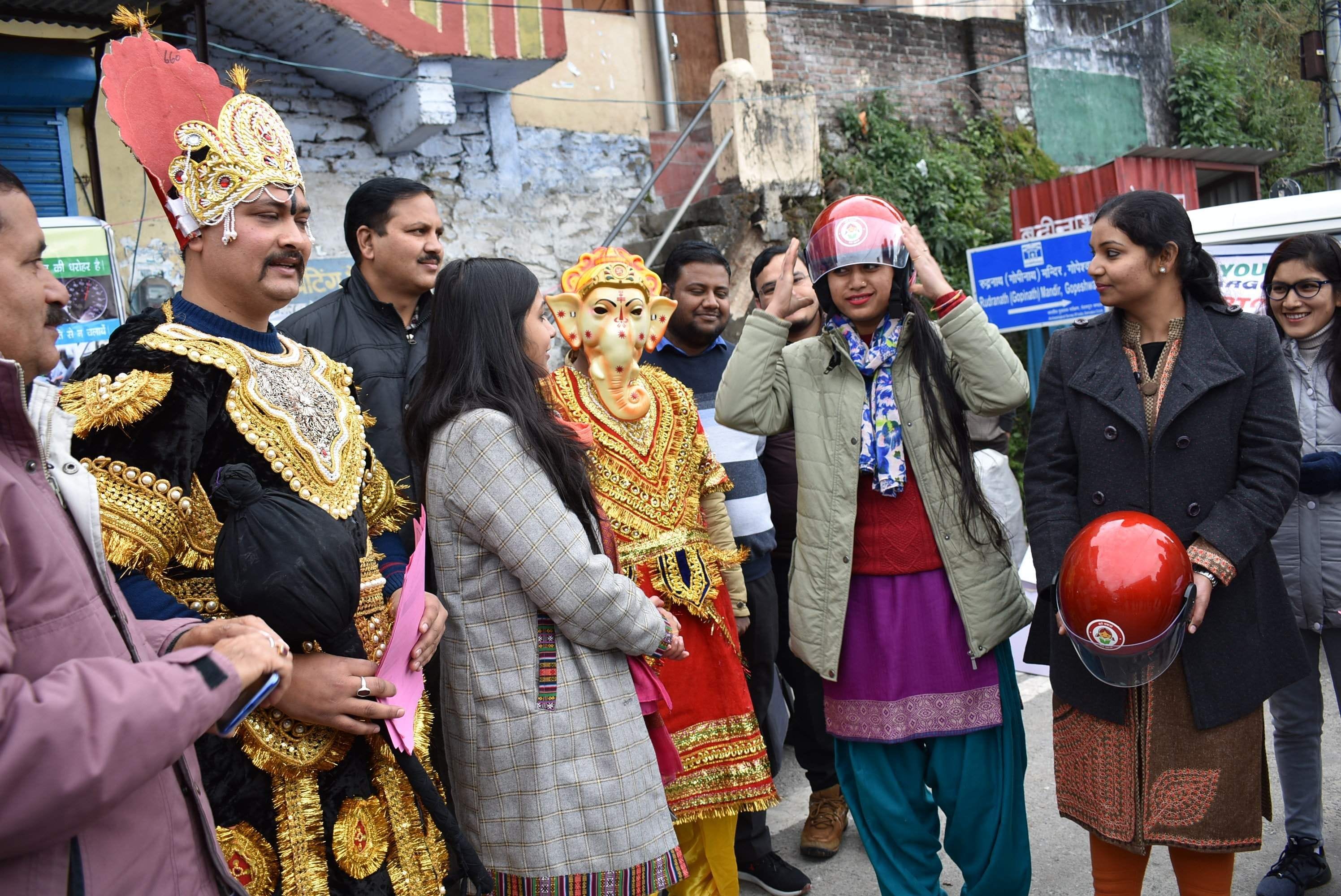 गोपेश्वर में परिवहन व बाल विकास के द्वारा सड़क सुरक्षा सप्ताह में ट्रैफिक नियमों की जानकारी देत? गोपेश्वर में परिवहन व बाल विकास के द्वारा सड़क सुरक्षा सप्ताह में ट्रैफिक नियमों की जानकारी देत?