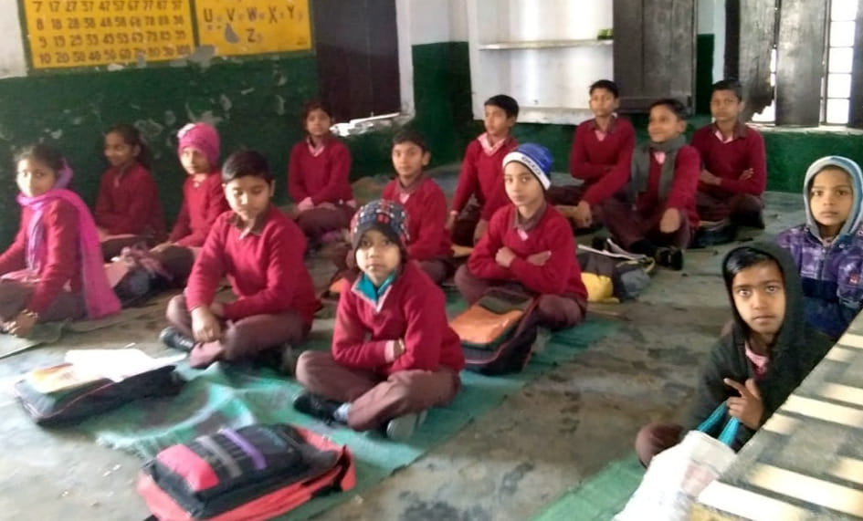 जनपद के एक प्राथमिक विद्यालय में ठिठुरती ठंड में जमीन पर बैठ पढते बच्चे जनपद के एक प्राथमिक विद्यालय में ठिठुरती ठंड में जमीन पर बैठ पढते बच्चे