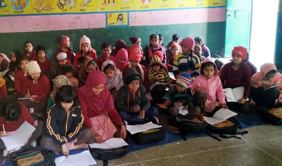 जनपद के एक प्राथमिक विद्यालय में ठिठुरती ठंड में जमीन पर बैठ पढते बच्चे जनपद के एक प्राथमिक विद्यालय में ठिठुरती ठंड में जमीन पर बैठ पढते बच्चे