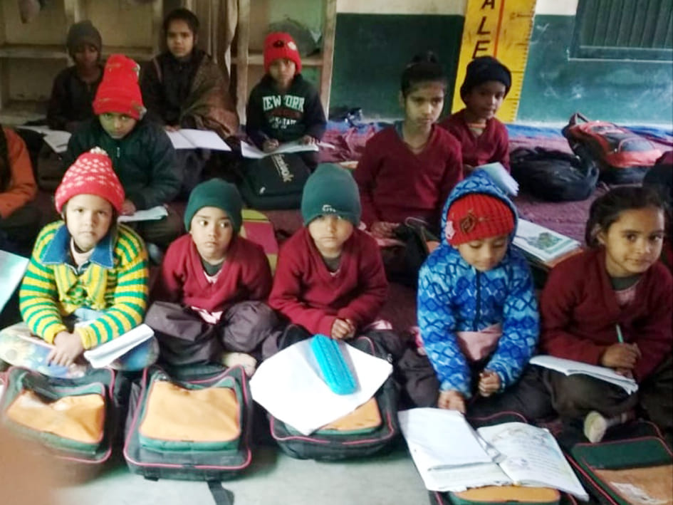 जनपद के एक प्राथमिक विद्यालय में ठिठुरती ठंड में जमीन पर बैठ पढते बच्चे जनपद के एक प्राथमिक विद्यालय में ठिठुरती ठंड में जमीन पर बैठ पढते बच्चे