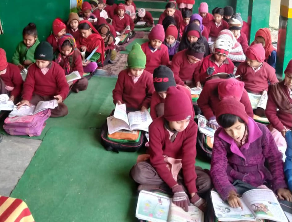 जनपद के एक प्राथमिक विद्यालय में ठिठुरती ठंड में जमीन पर बैठ पढते बच्चे जनपद के एक प्राथमिक विद्यालय में ठिठुरती ठंड में जमीन पर बैठ पढते बच्चे