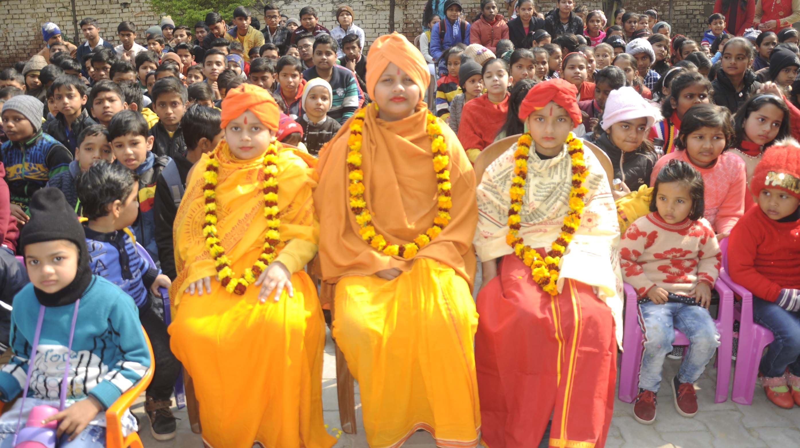 वीएस मेमोरियल पब्लिक स्कूल में आयोजित कार्यक्रम में स्वामी विवेकानन्द बने बच्चे।