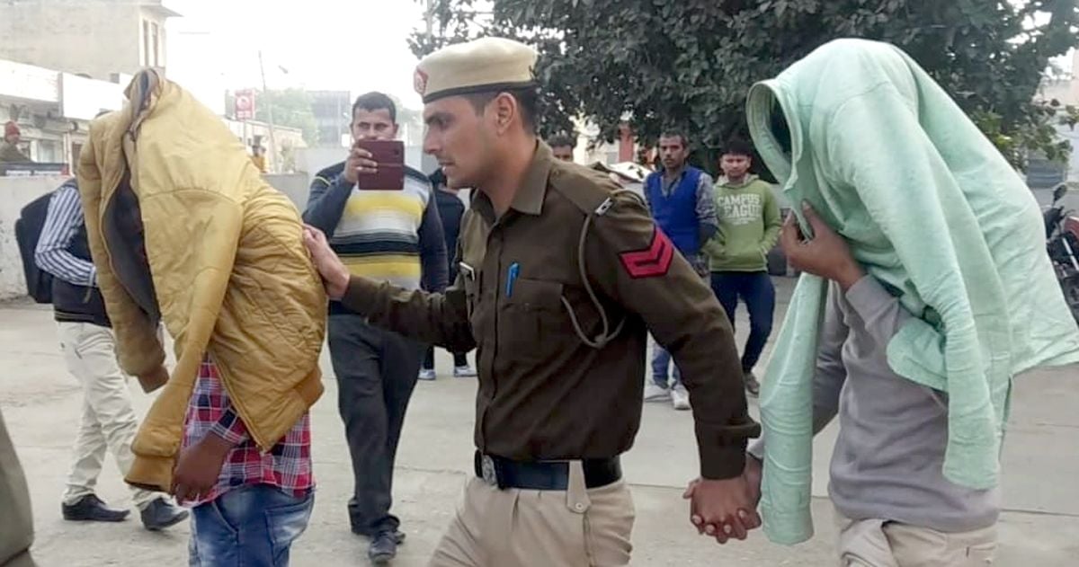 एक होटल से महिलाओं के साथ पकड़े गए युवकों को लेकर जाती पुलिस। एक होटल से महिलाओं के साथ पकड़े गए युवकों को लेकर जाती पुलिस।