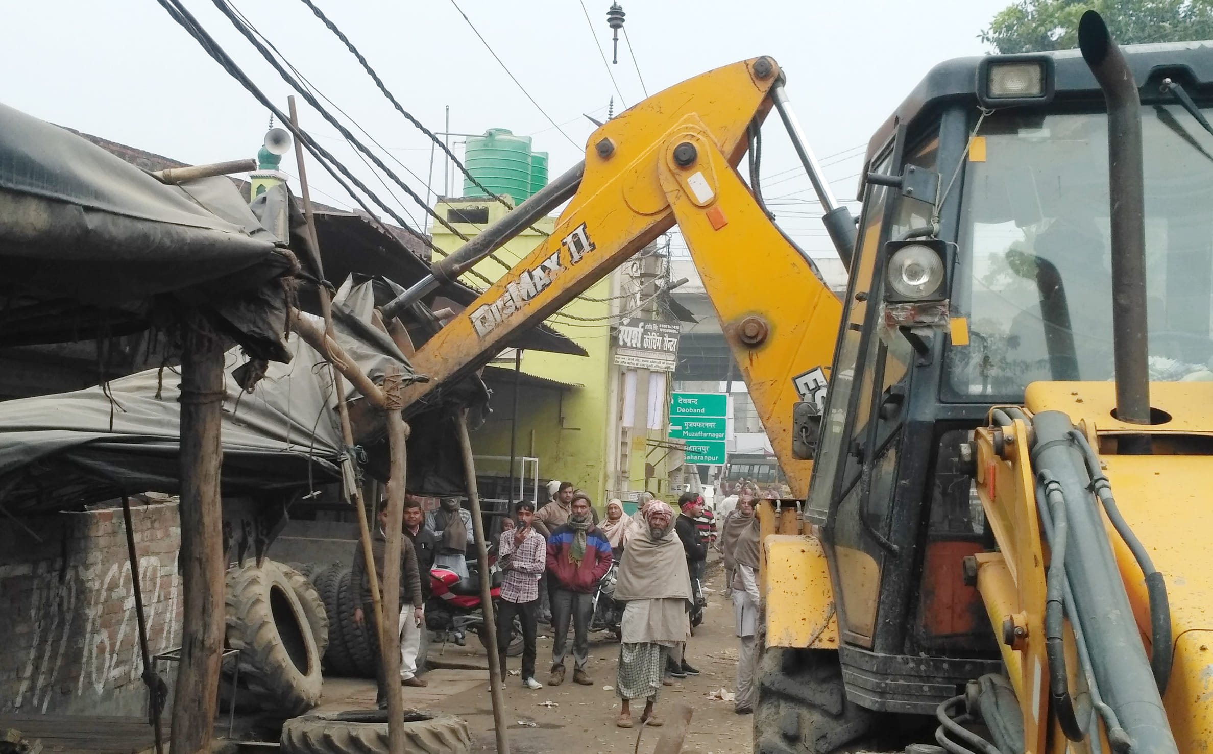 हाईवे से अतिक्रमण हटाती जेसीबी हाईवे से अतिक्रमण हटाती जेसीबी