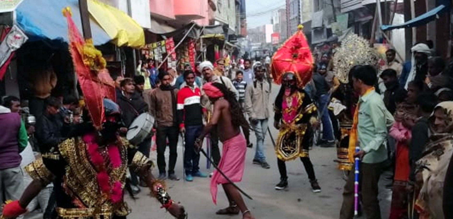 कासगंज के गंजडुंडवारा में सांई पालकी शोभायात्रा में काली के अखाड़े प्रदर्शन करते कासगंज के गंजडुंडवारा में सांई पालकी शोभायात्रा में काली के अखाड़े प्रदर्शन करते