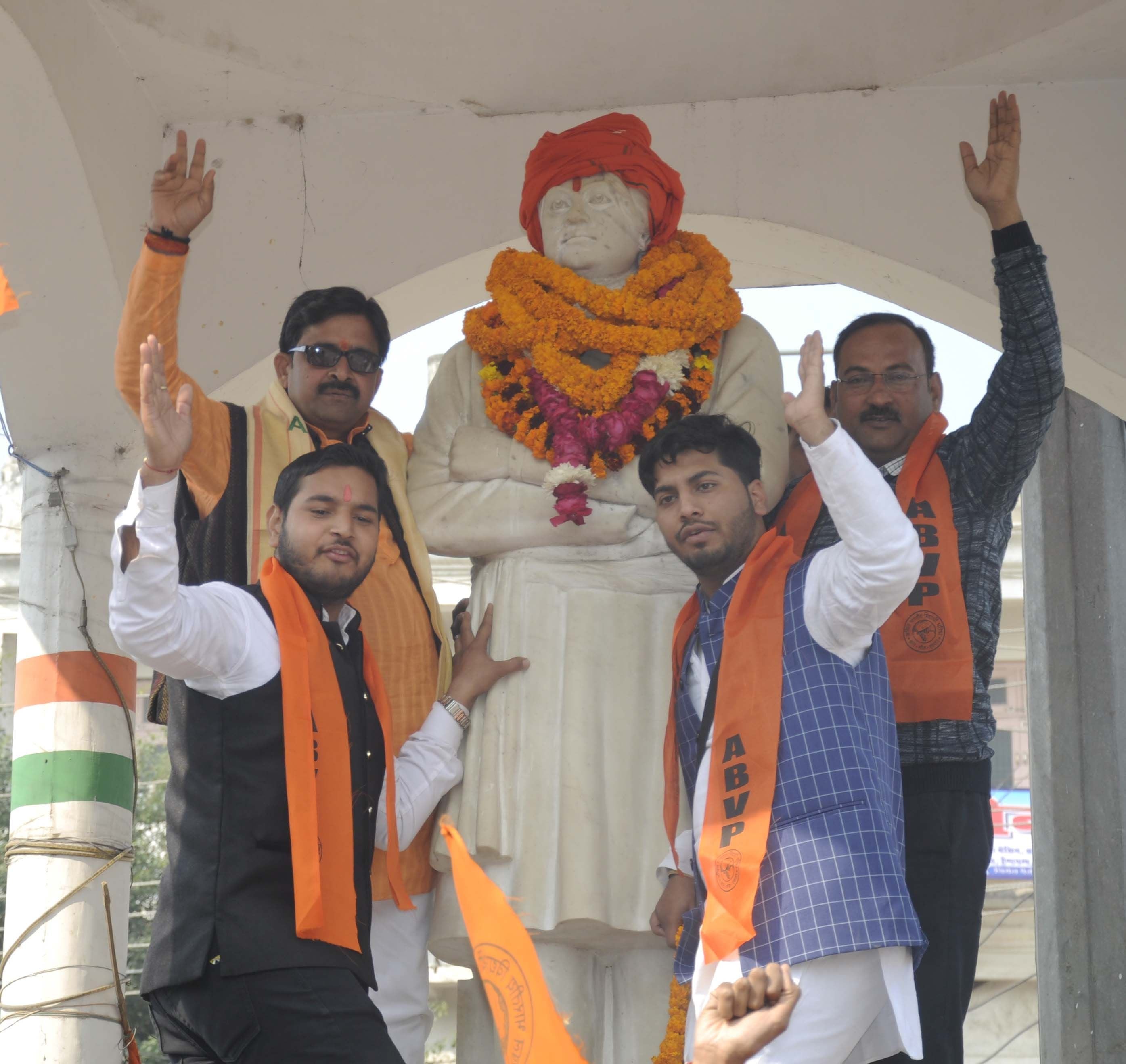 स्वामी विवेकानन्द जयंती पर निर्मल तिराहा स्थित प्रतिमा पर मार्ल्यापण करते एवीवीपी के कार्यकर्?
