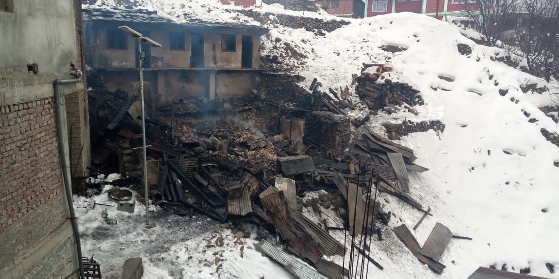 सांगला में दो मंजिल मकान जलकर हुआ राख। सांगला में दो मंजिल मकान जलकर हुआ राख।