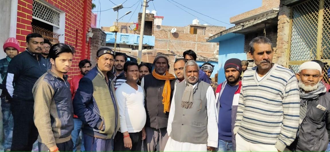 घटनास्थल पर जानकारी देते लोग घटनास्थल पर जानकारी देते लोग