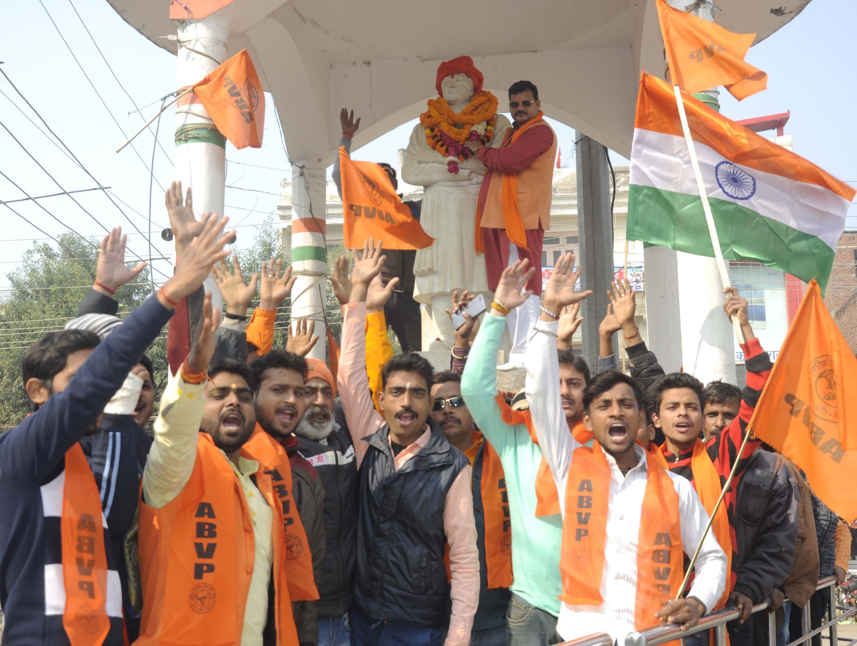 स्वामी विवेकानन्द जयंती पर निर्मल तिराहा स्थित प्रतिमा पर मार्ल्यापण करते हिन्दु युवा वाहिनी क?