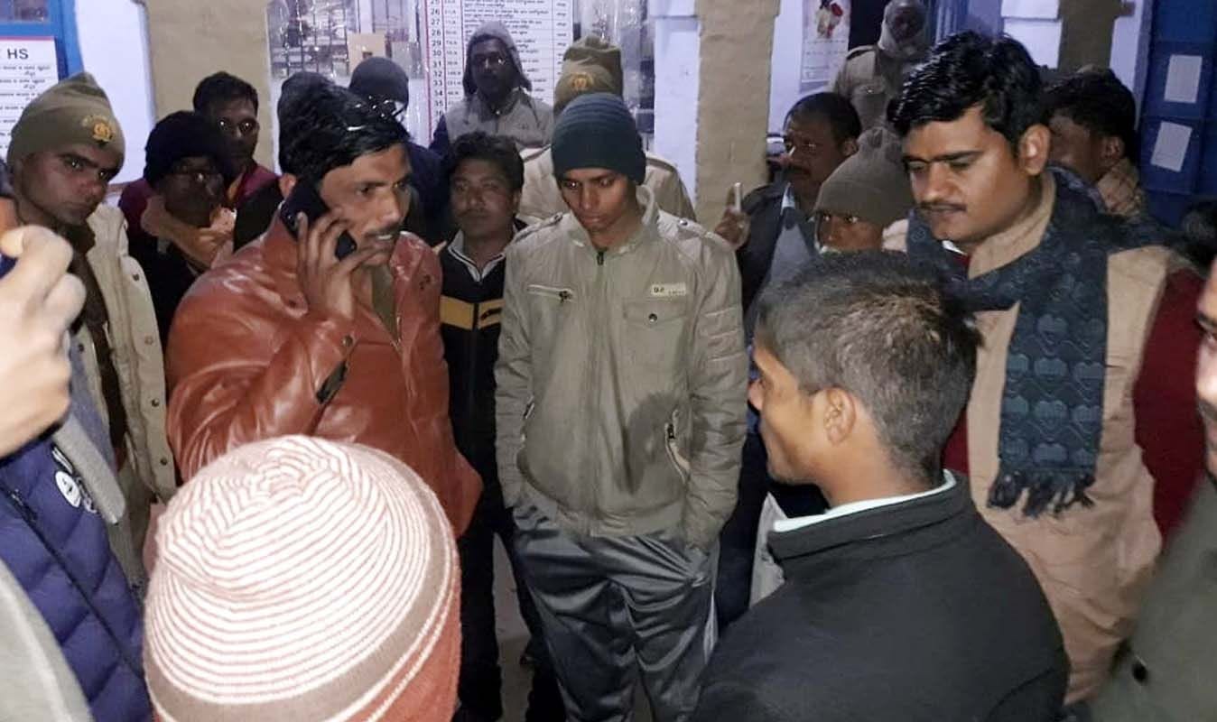 खुटार थाने में लगी लोगों की भीड़ खुटार थाने में लगी लोगों की भीड़