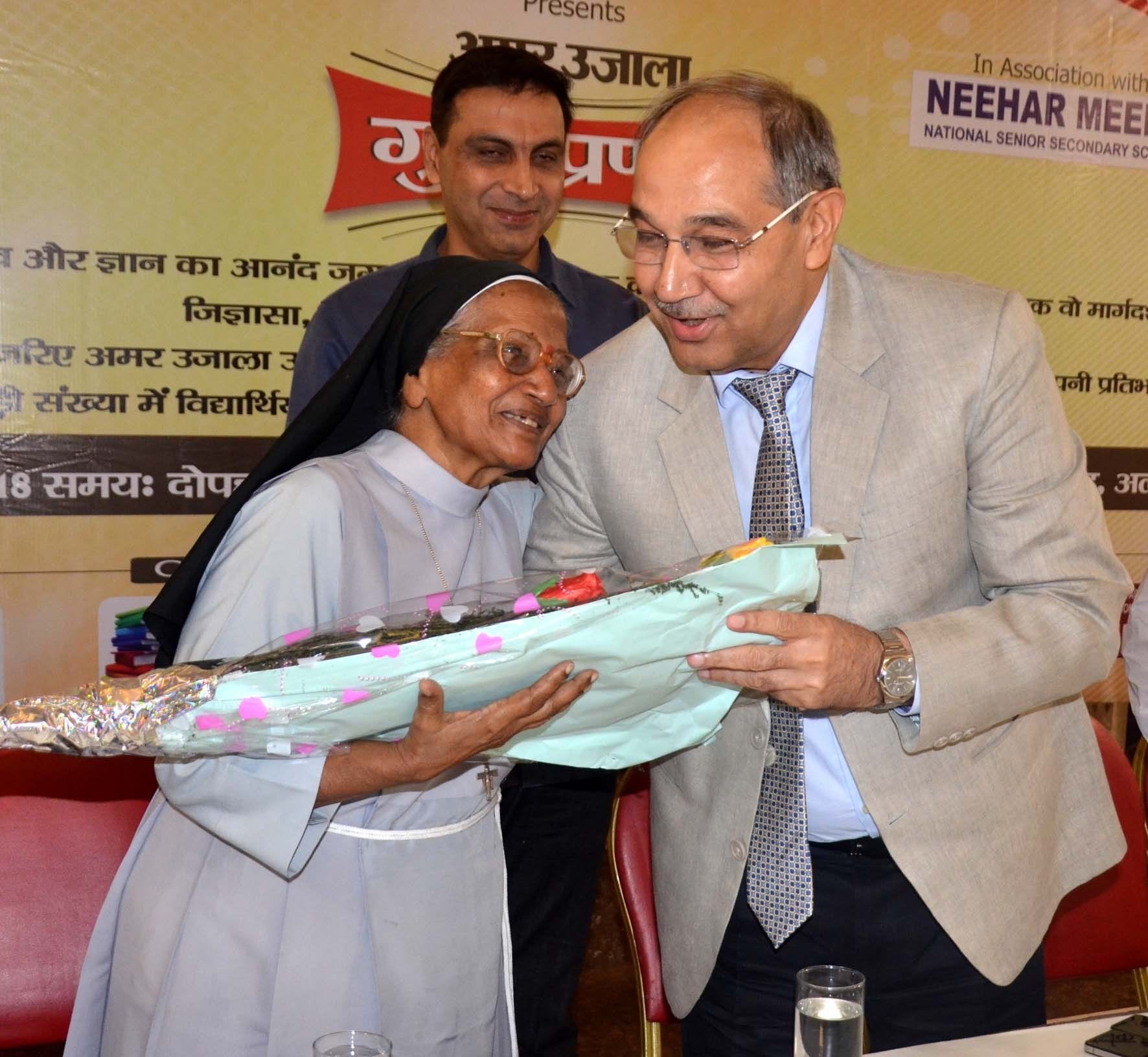 ओएलएफ सिस्टर स्टेंसलॉस साथ में वीसी प्रोफेसर तारिक मंसूर और डीआईजी डॉ प्रीतिंदर सिंह। फाइल फोटो ओएलएफ सिस्टर स्टेंसलॉस साथ में वीसी प्रोफेसर तारिक मंसूर और डीआईजी डॉ प्रीतिंदर सिंह। फाइल फोटो