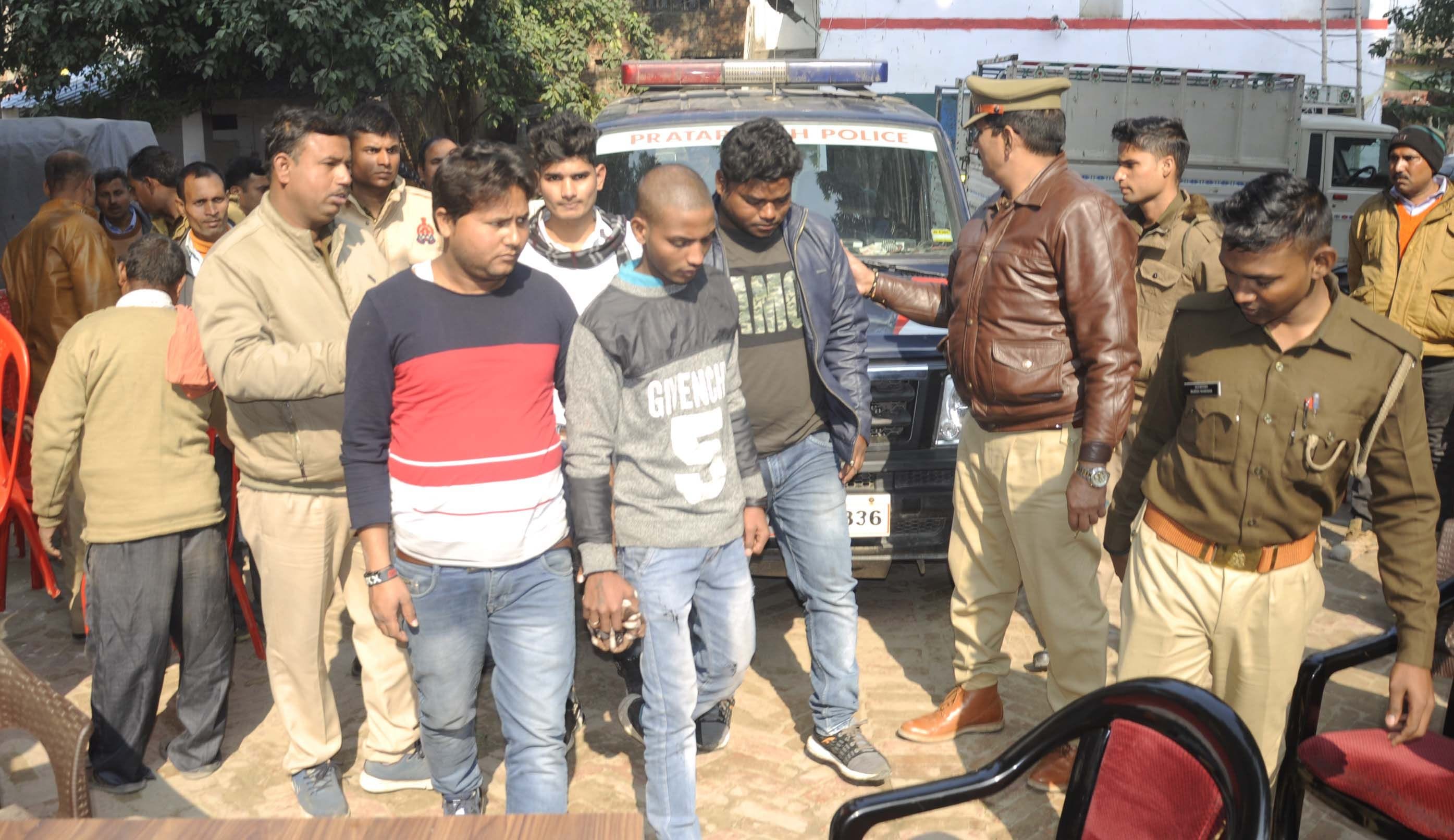 भुपियामऊ चौराहे पर दो पक्षों में मारपीट फायरिंग के आरोप में पुलिस द्वारा धरे गये लोग। भुपियामऊ चौराहे पर दो पक्षों में मारपीट फायरिंग के आरोप में पुलिस द्वारा धरे गये लोग।