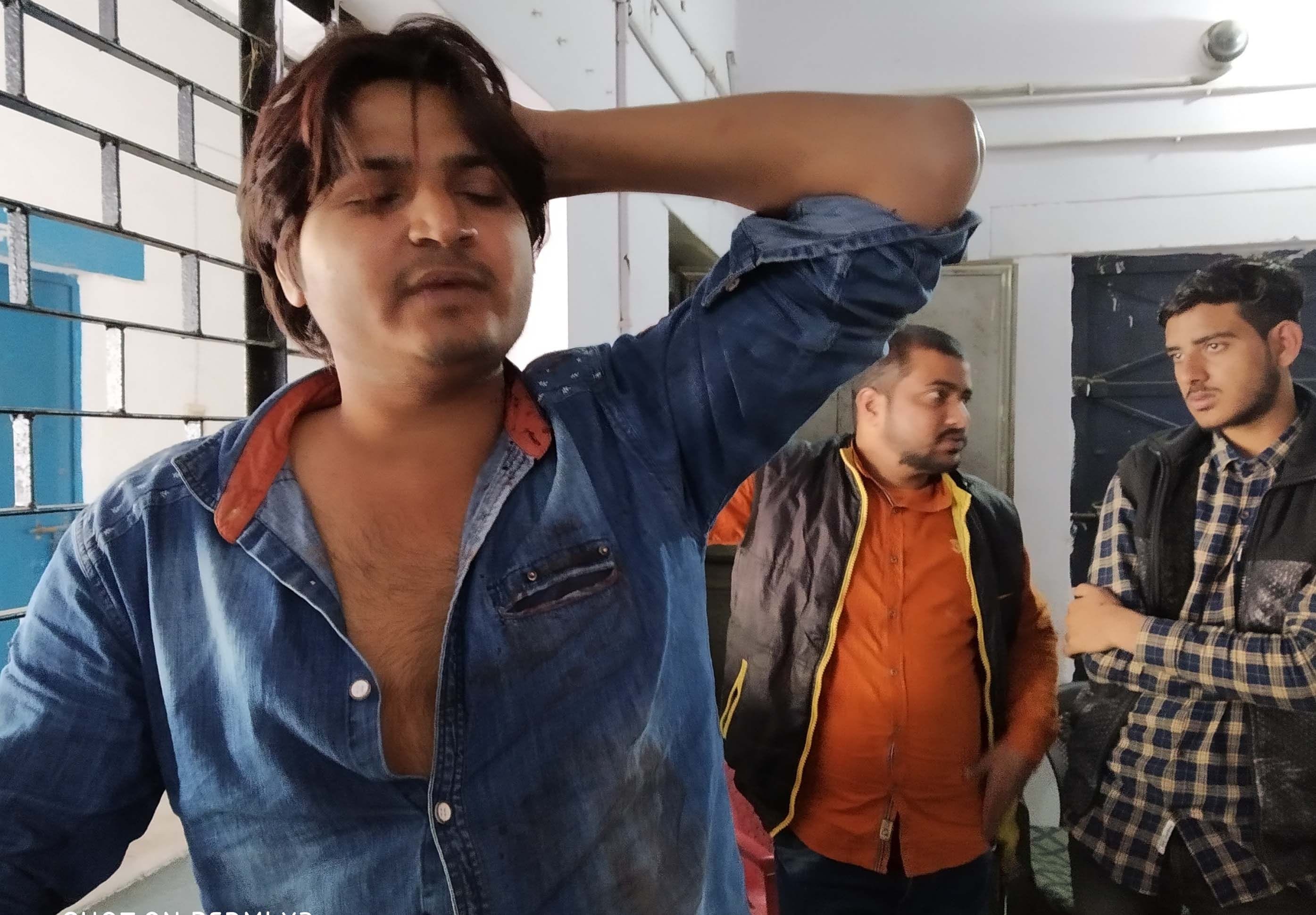भुपियामऊ चौराहे पर दो पक्षों में मारपीट फायरिंग करने के आरोप में धराया घायल युवक। भुपियामऊ चौराहे पर दो पक्षों में मारपीट फायरिंग करने के आरोप में धराया घायल युवक।