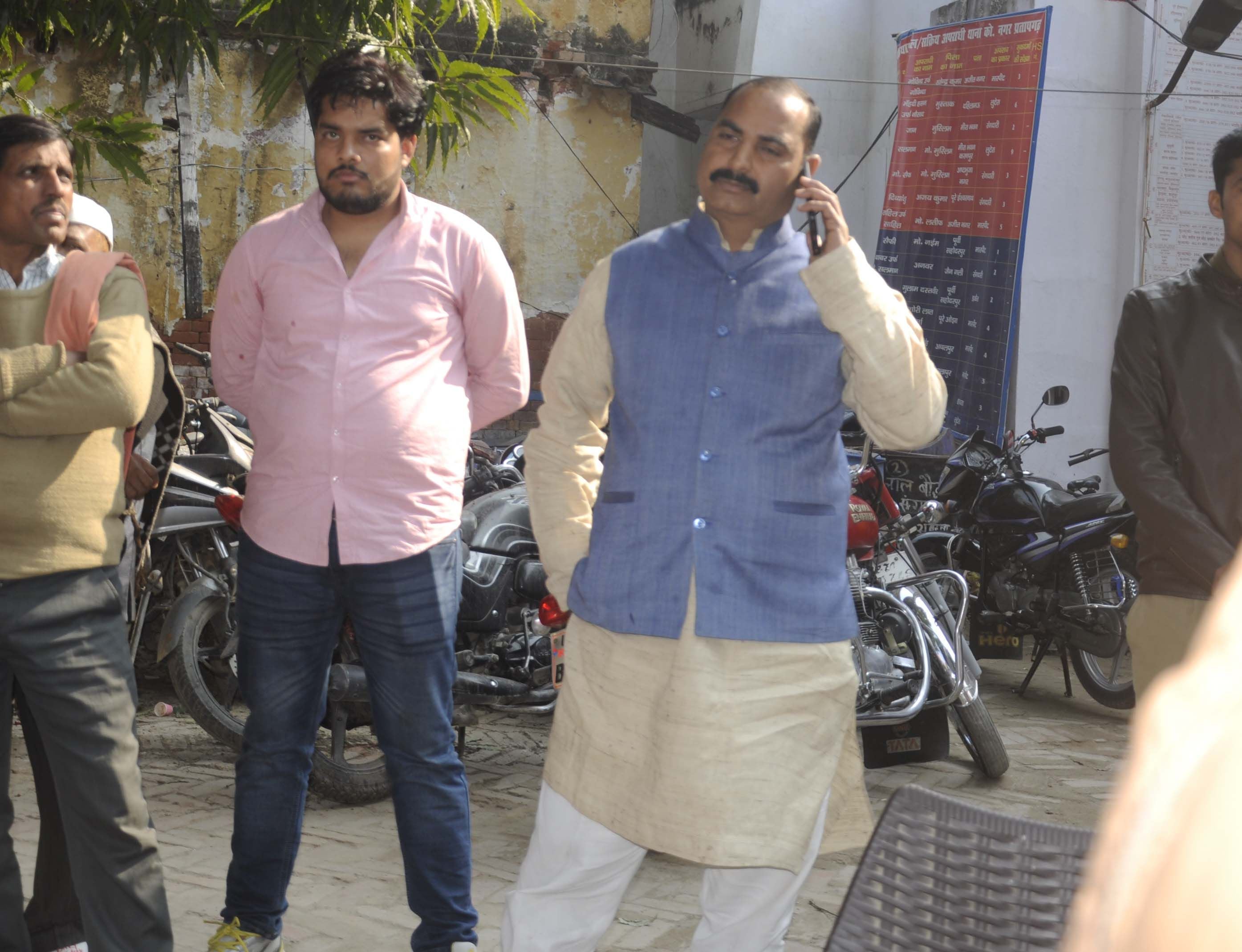 भुपियामऊ चौराहे पर दो पक्षों में मारपीट फायरिंग के बाद कोतवाली आये पार्षद। भुपियामऊ चौराहे पर दो पक्षों में मारपीट फायरिंग के बाद कोतवाली आये पार्षद।