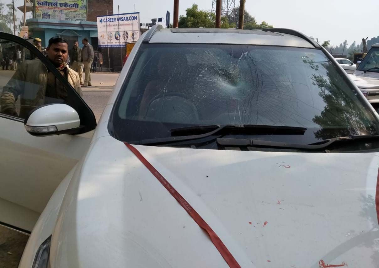 भुपियामऊ चौराहे पर दो पक्षों में मारपीट फायरिंग के दौरान टूटा गाड़ी का शीशा। भुपियामऊ चौराहे पर दो पक्षों में मारपीट फायरिंग के दौरान टूटा गाड़ी का शीशा।