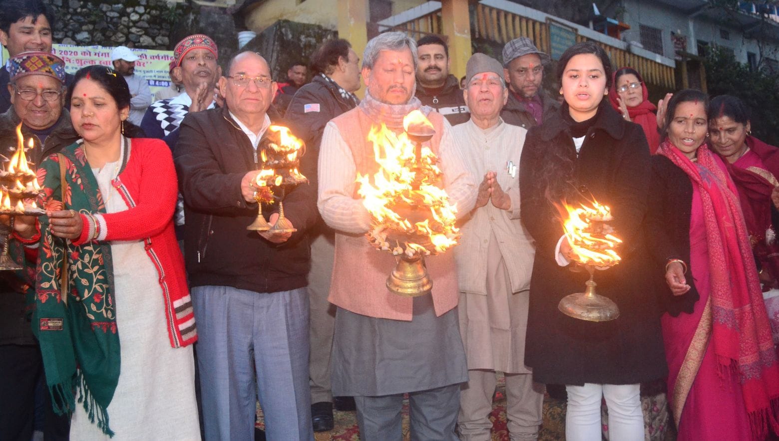 श्रीनगर शारदाघाट पर गंगा आरती करते गढ़वाल सांसद तीरथ सिंह रावत।