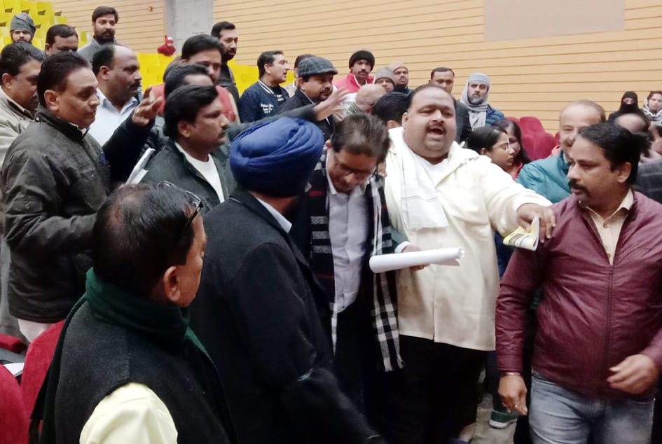 जनमंच में नगर निगम बोर्ड की बैठक  में हंगामा करते पार्षद