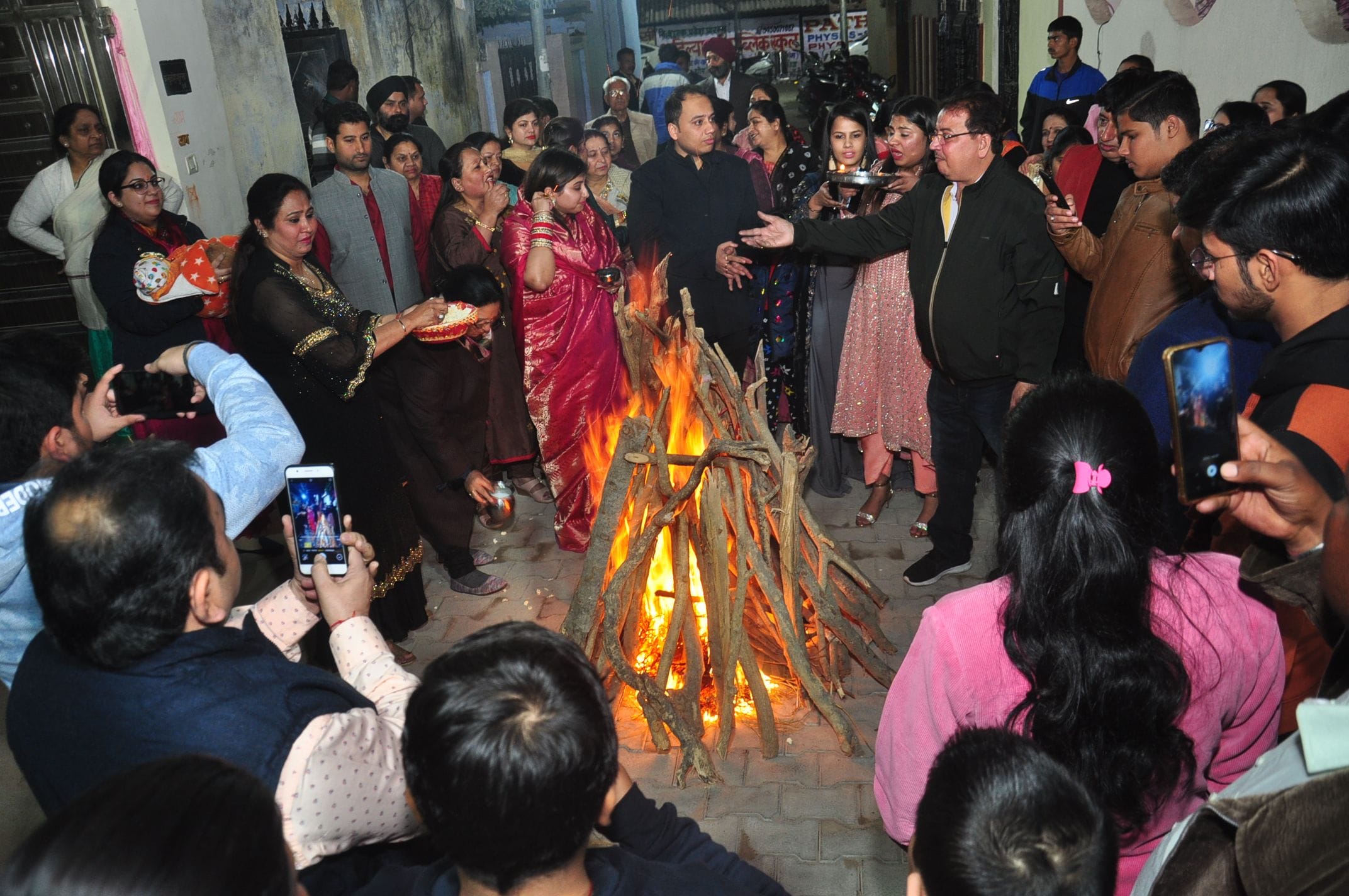 सीपरी बाजार छोटी माता मोहल्ला में मनाए गए लोहड़ी उत्सव । सीपरी बाजार छोटी माता मोहल्ला में मनाए गए लोहड़ी उत्सव ।