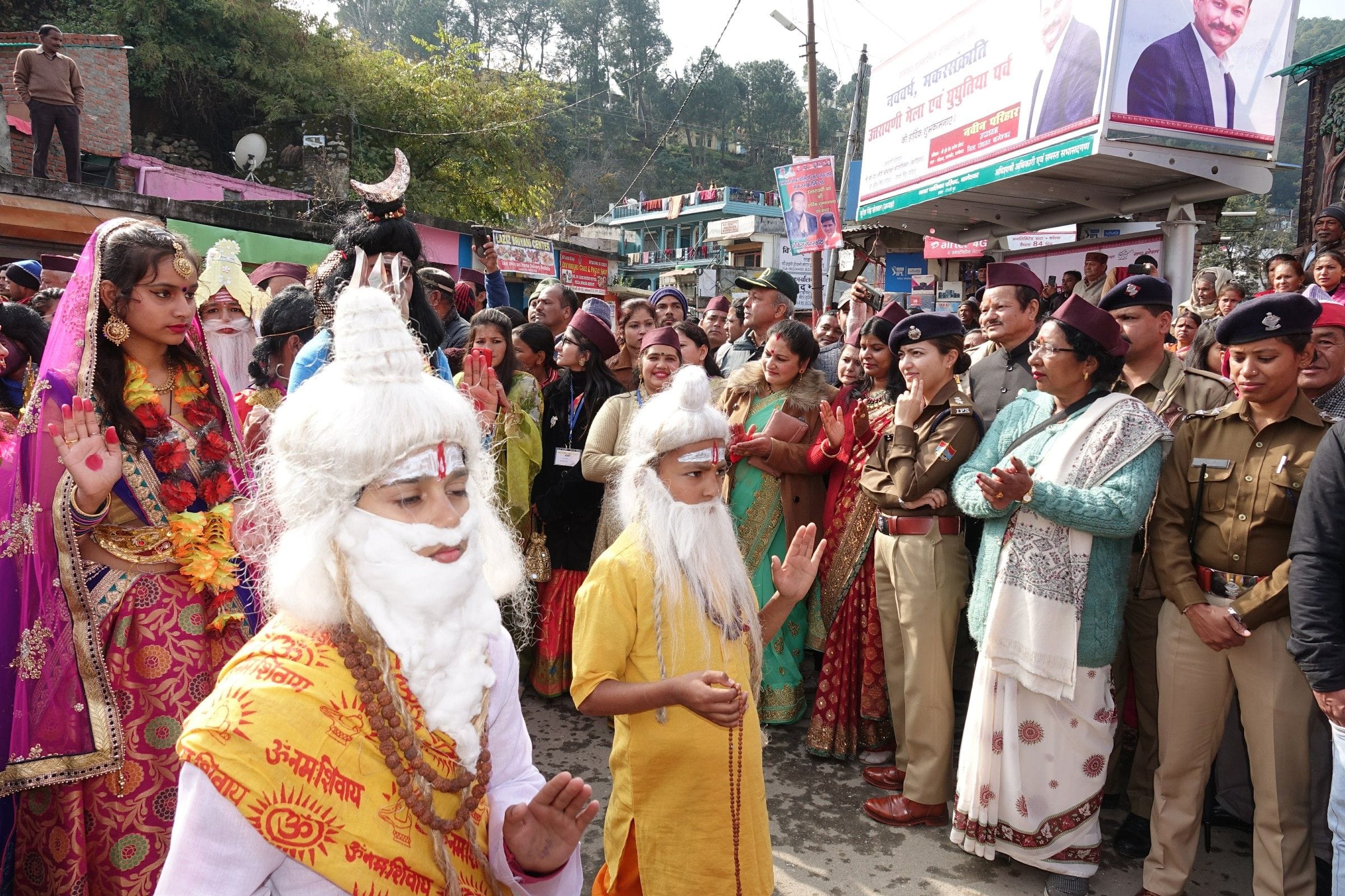 बागेश्वर में उत्तरायणी मेले के शुभारंभ पर निकली शोभायात्रा में शामिल झांकी। बागेश्वर में उत्तरायणी मेले के शुभारंभ पर निकली शोभायात्रा में शामिल झांकी।