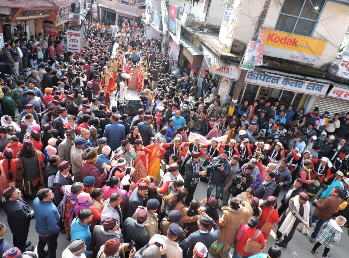 बागेश्वर में उत्तरायणी मेले के शुभारंभ पर निकली शोभायात्रा में उमड़ी भीड़। बागेश्वर में उत्तरायणी मेले के शुभारंभ पर निकली शोभायात्रा में उमड़ी भीड़।