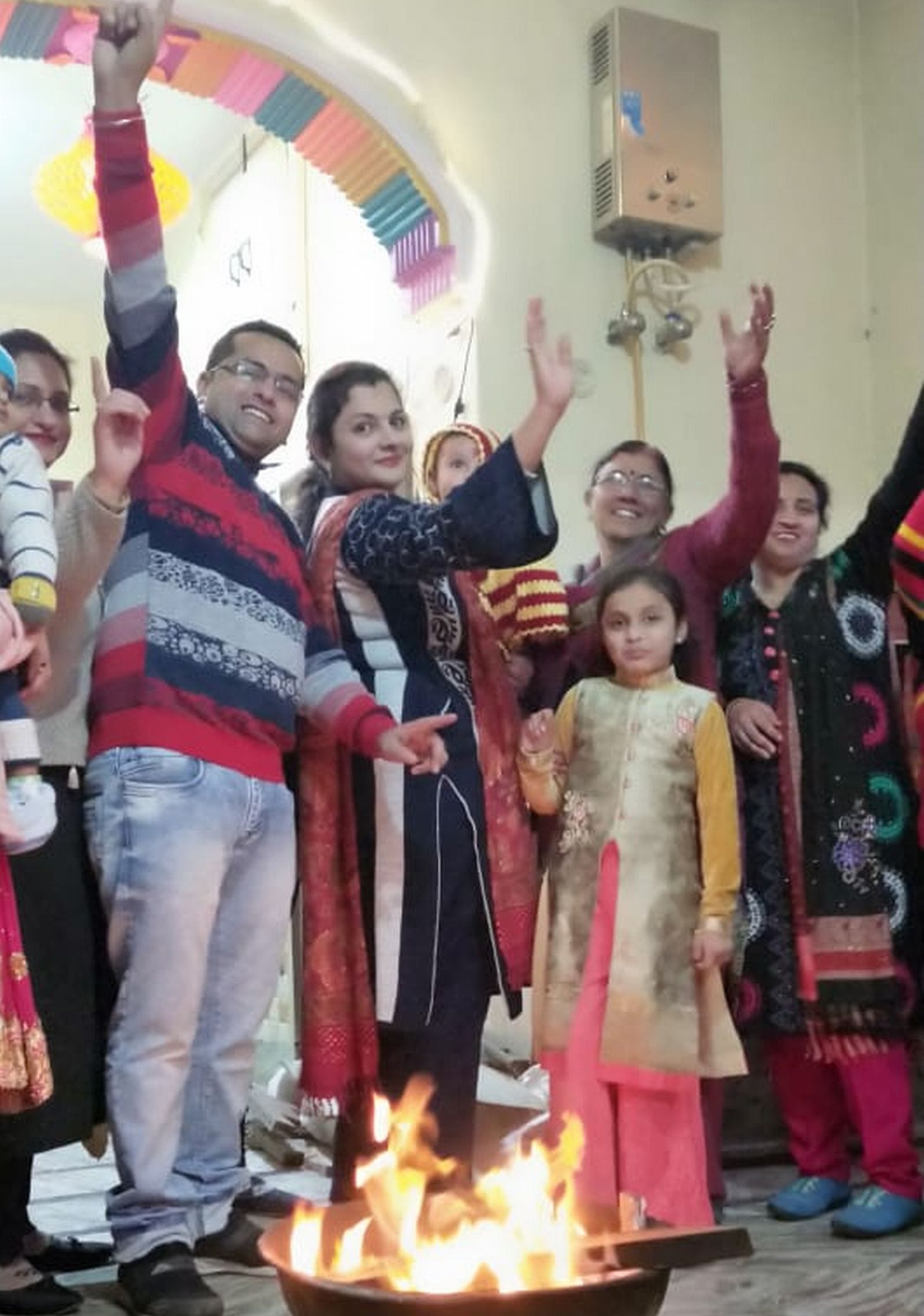 लोहड़ी मनाते हुए पंजाबी समाज के लोग
