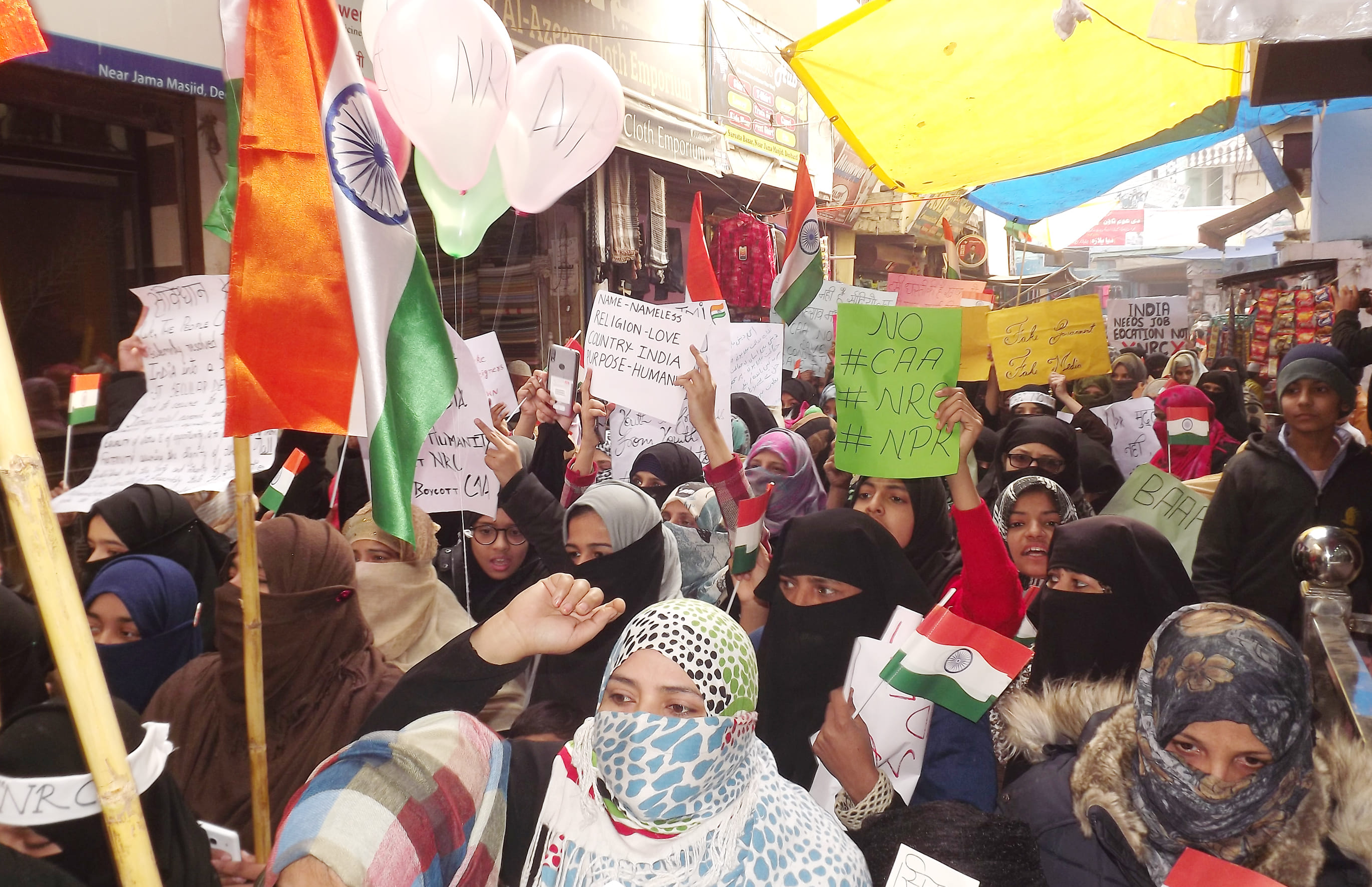 हाथों में झंड़े पोस्टर लेकर सीएए, एनपीआर व एनआरसी का विरोध करते महिलाएं हाथों में झंड़े पोस्टर लेकर सीएए, एनपीआर व एनआरसी का विरोध करते महिलाएं