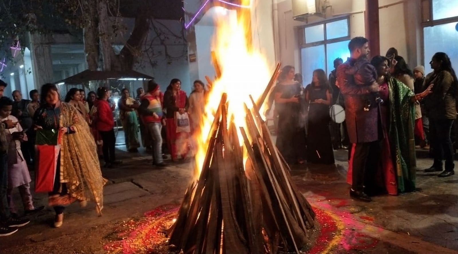 लोहड़ी जलाकर त्योहार मनाते पंजाबी समाज के लोग