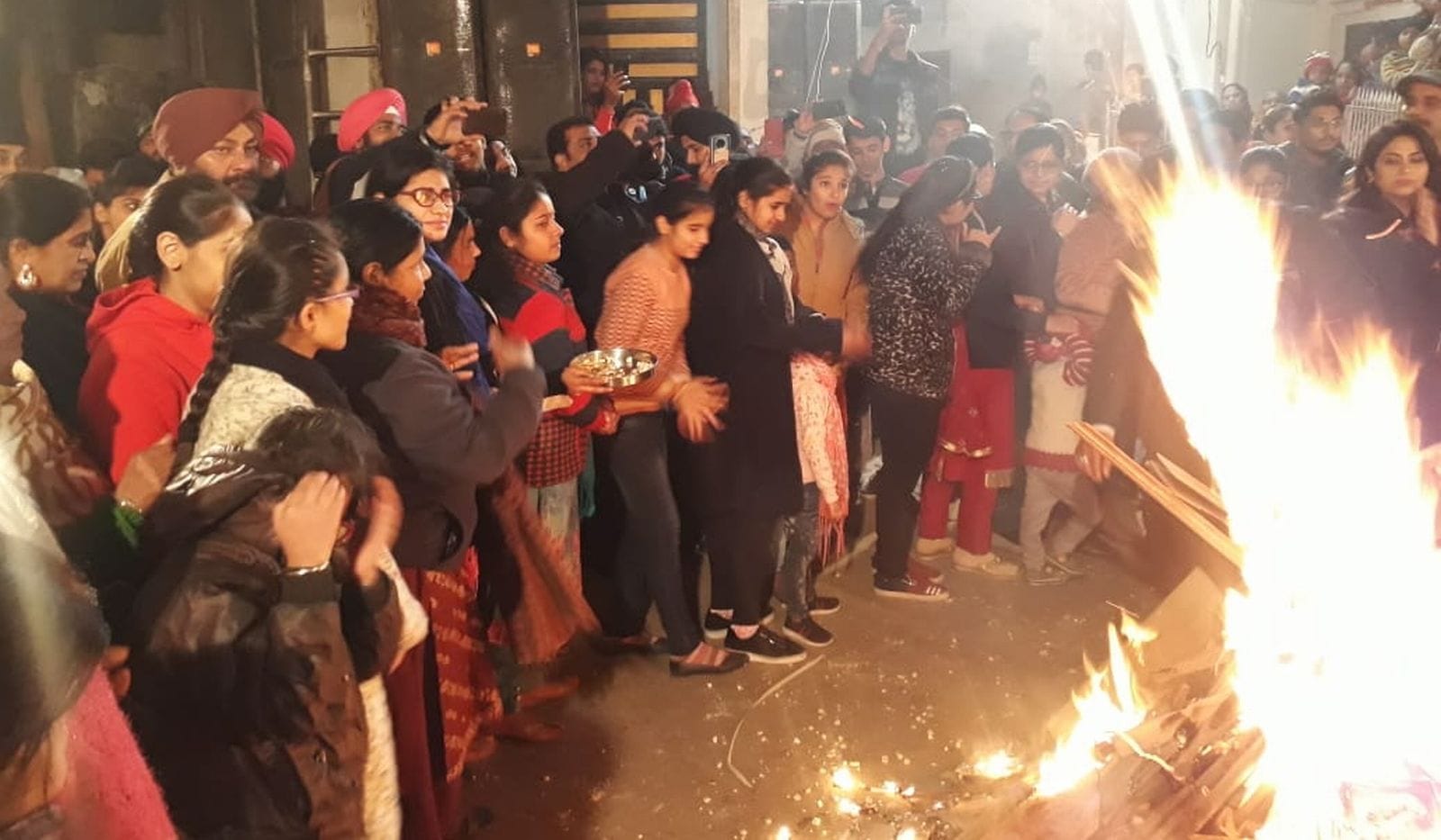 लोहड़ी जलाते हुए पंजाबी समाज के लोग